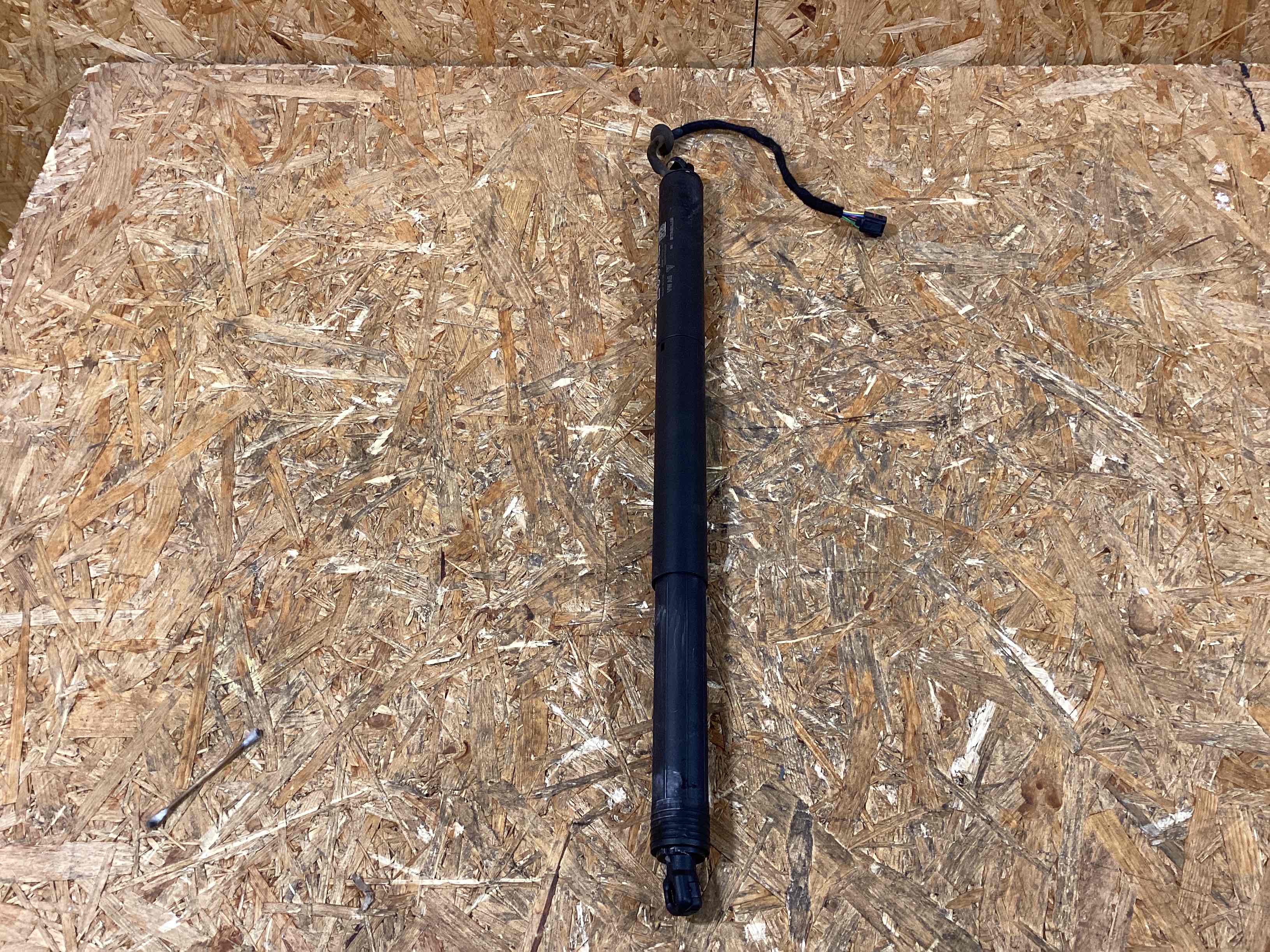 Амортизатор крышки (двери) багажника Porsche Macan 050226-113