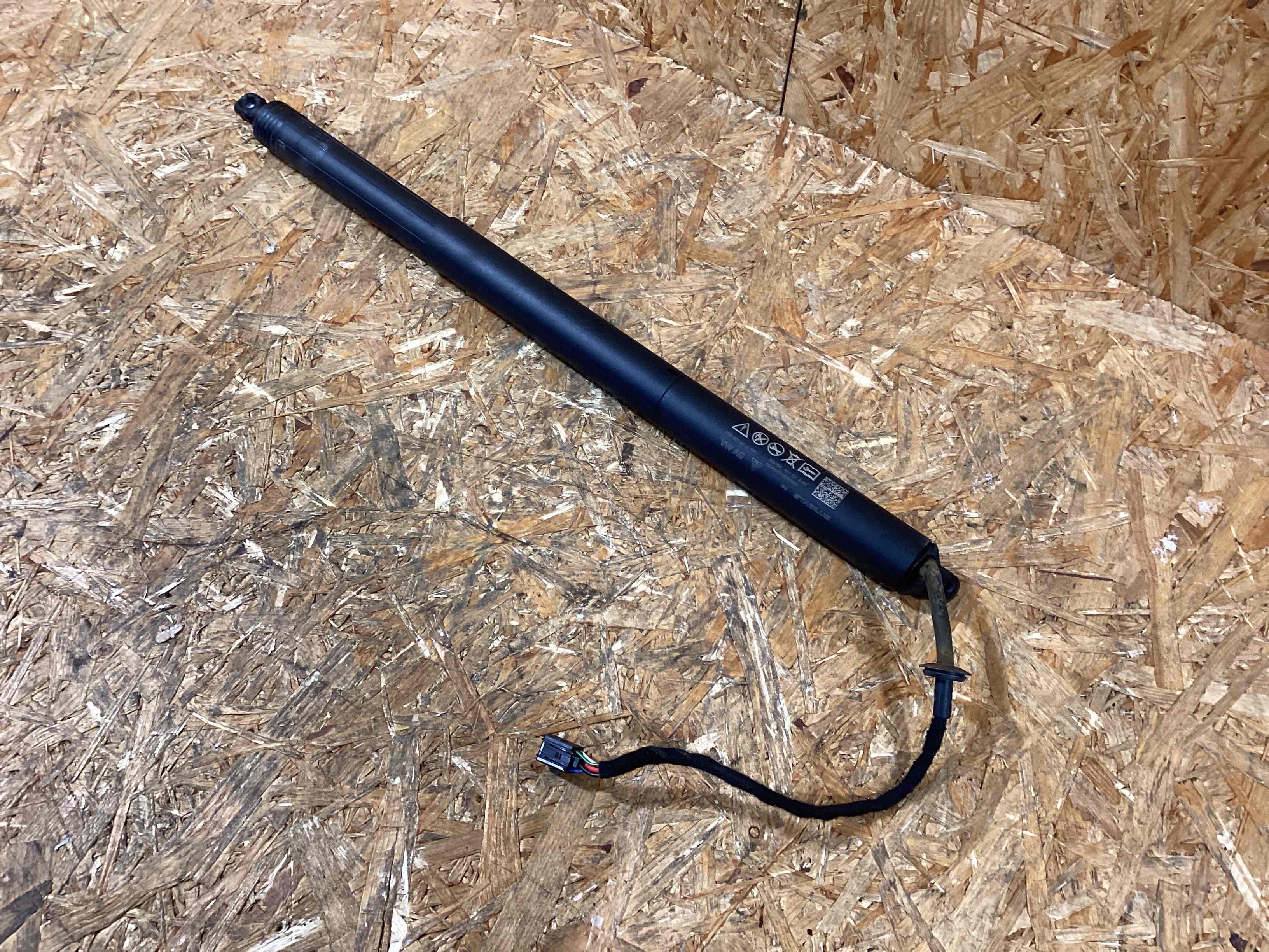 Амортизатор крышки (двери) багажника Porsche Macan 050226-114