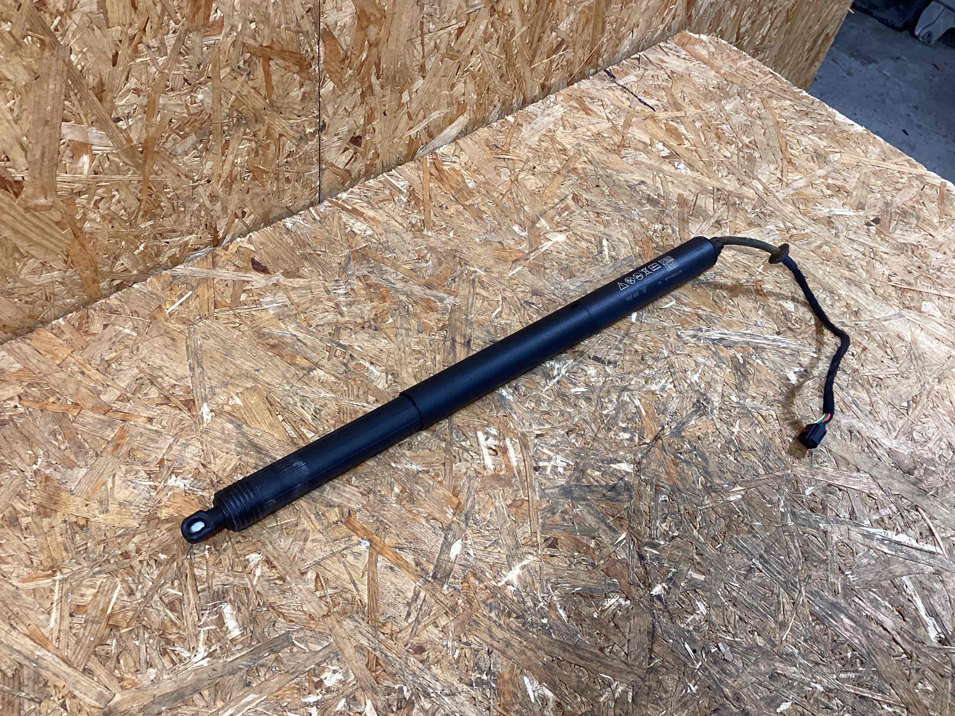 Амортизатор крышки (двери) багажника Porsche Macan 050226-114