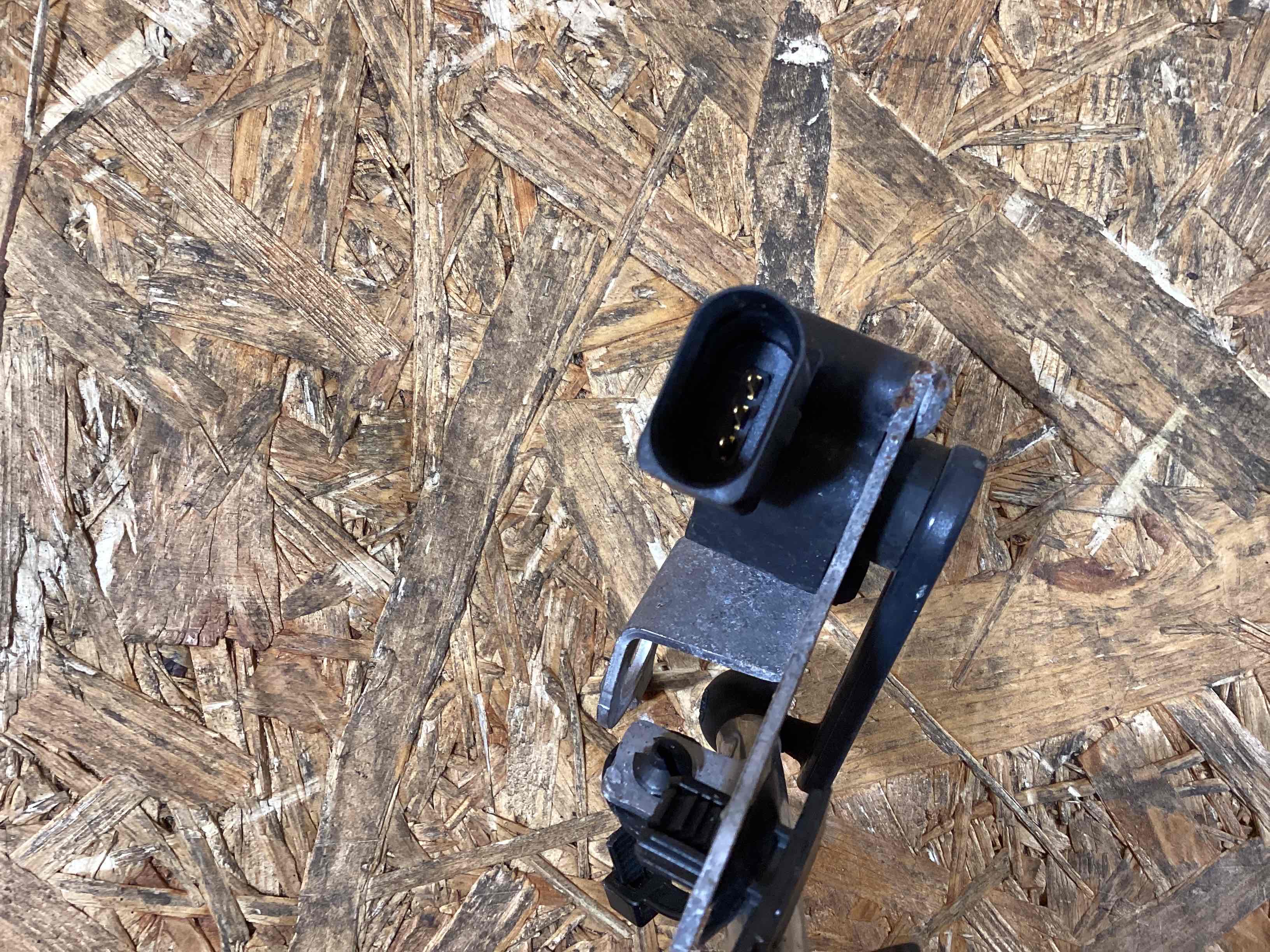 Датчик уровня подвески (клиренса) Porsche Panamera 050326-105