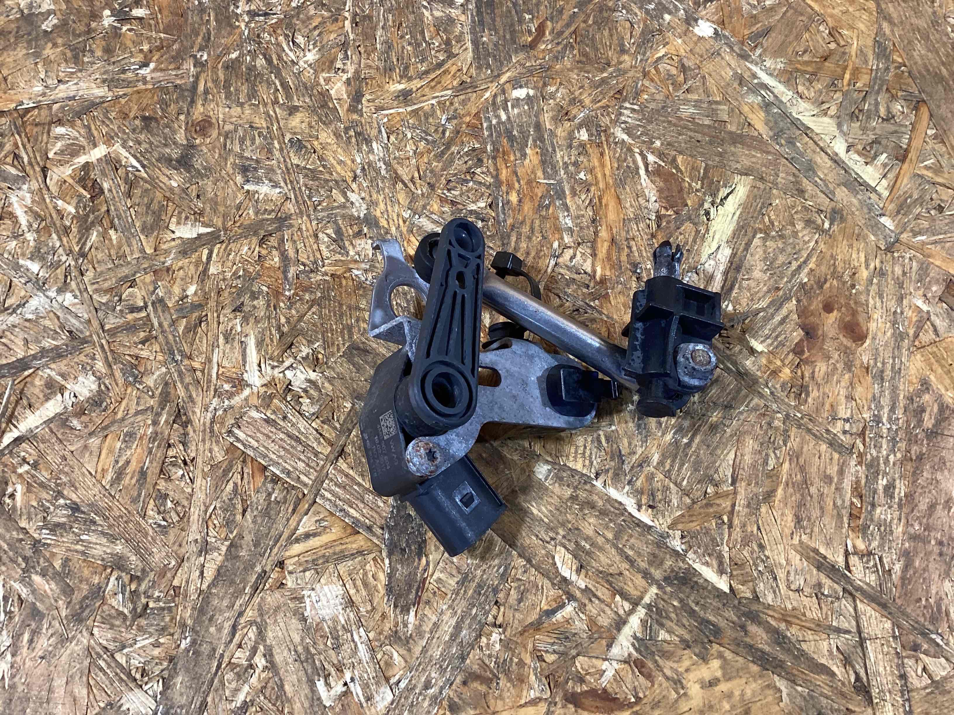 Датчик уровня подвески (клиренса) Porsche Panamera 050326-105