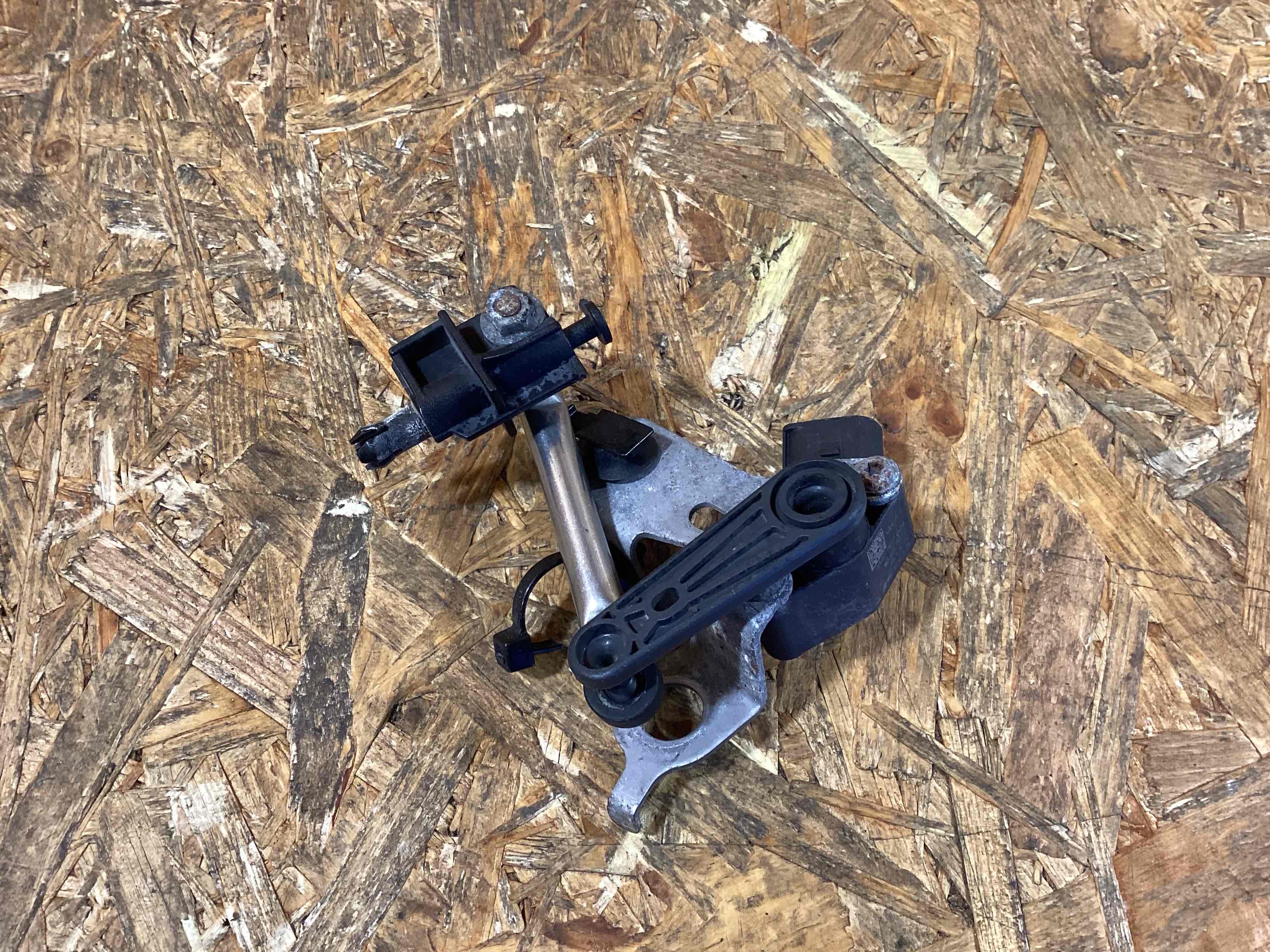 Датчик уровня подвески (клиренса) Porsche Panamera 050326-105