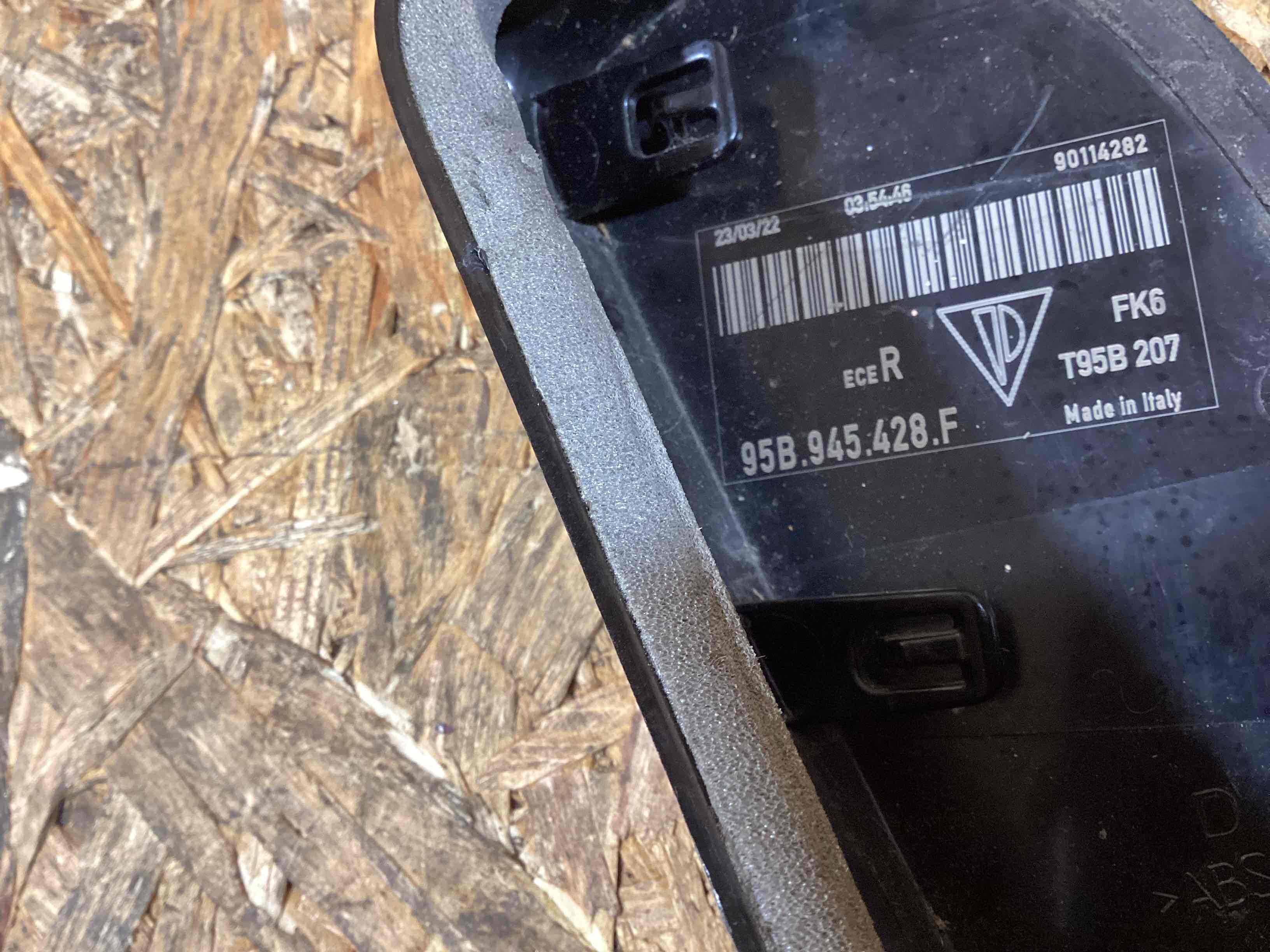 Молдинг двери багажника, крышки багажника, задние молдинги кузова Porsche Macan 050326-109