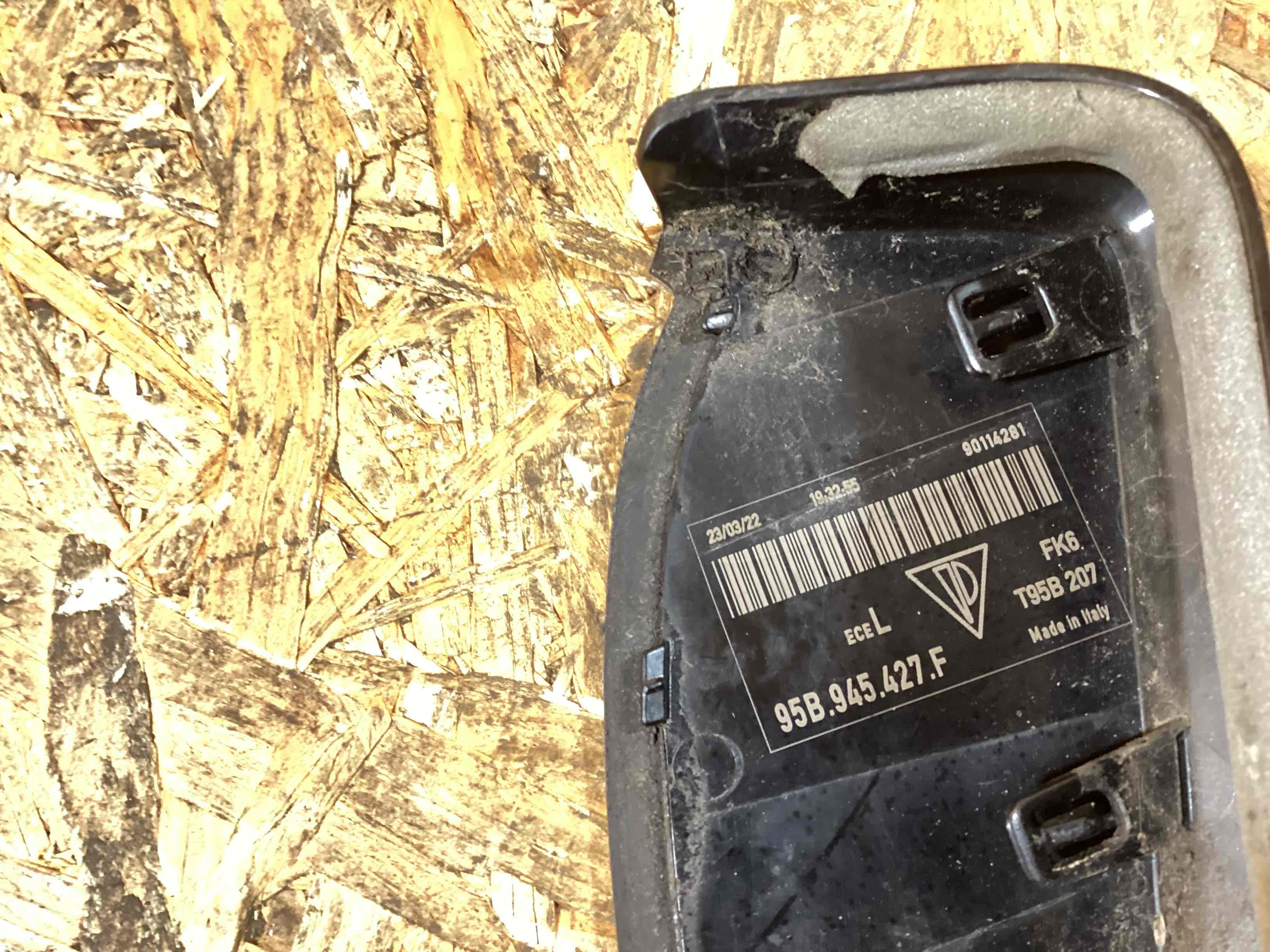 Молдинг двери багажника, крышки багажника, задние молдинги кузова Porsche Macan 050326-110