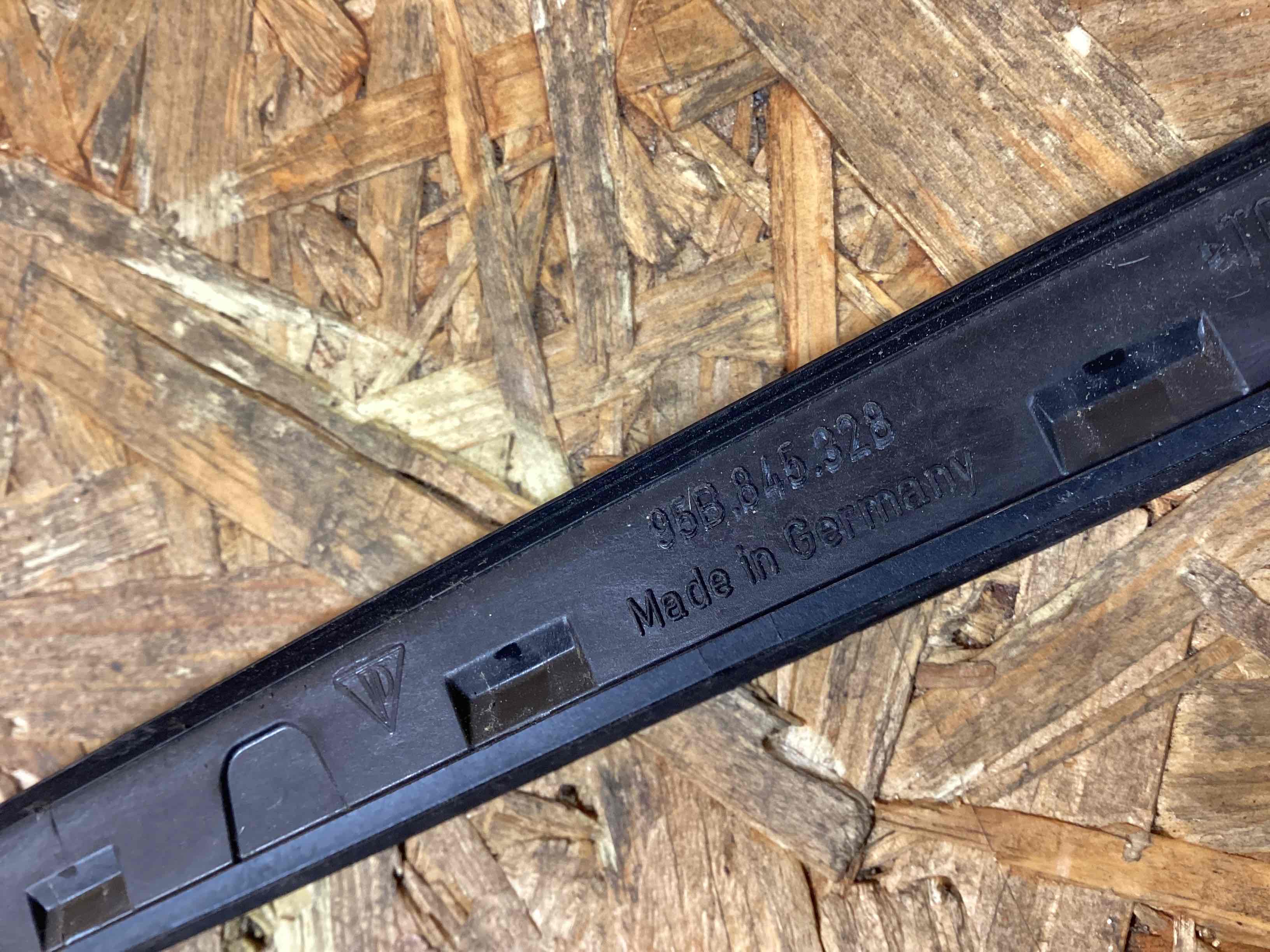 Молдинг лобового стекла Porsche Macan 050326-111