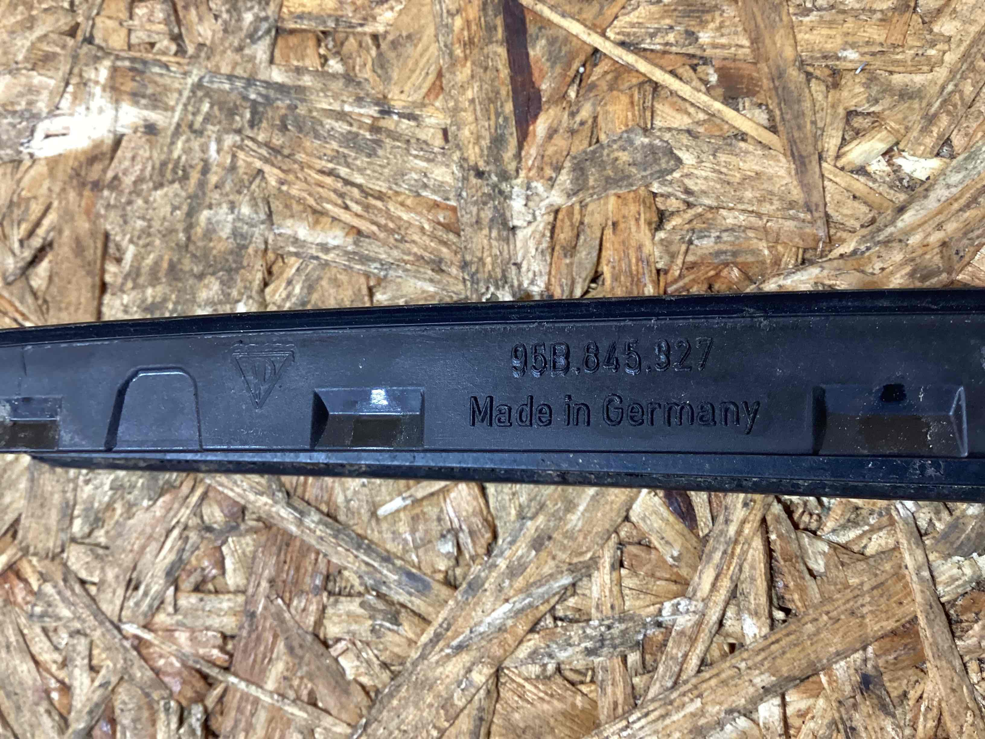 Молдинг лобового стекла Porsche Macan 050326-112