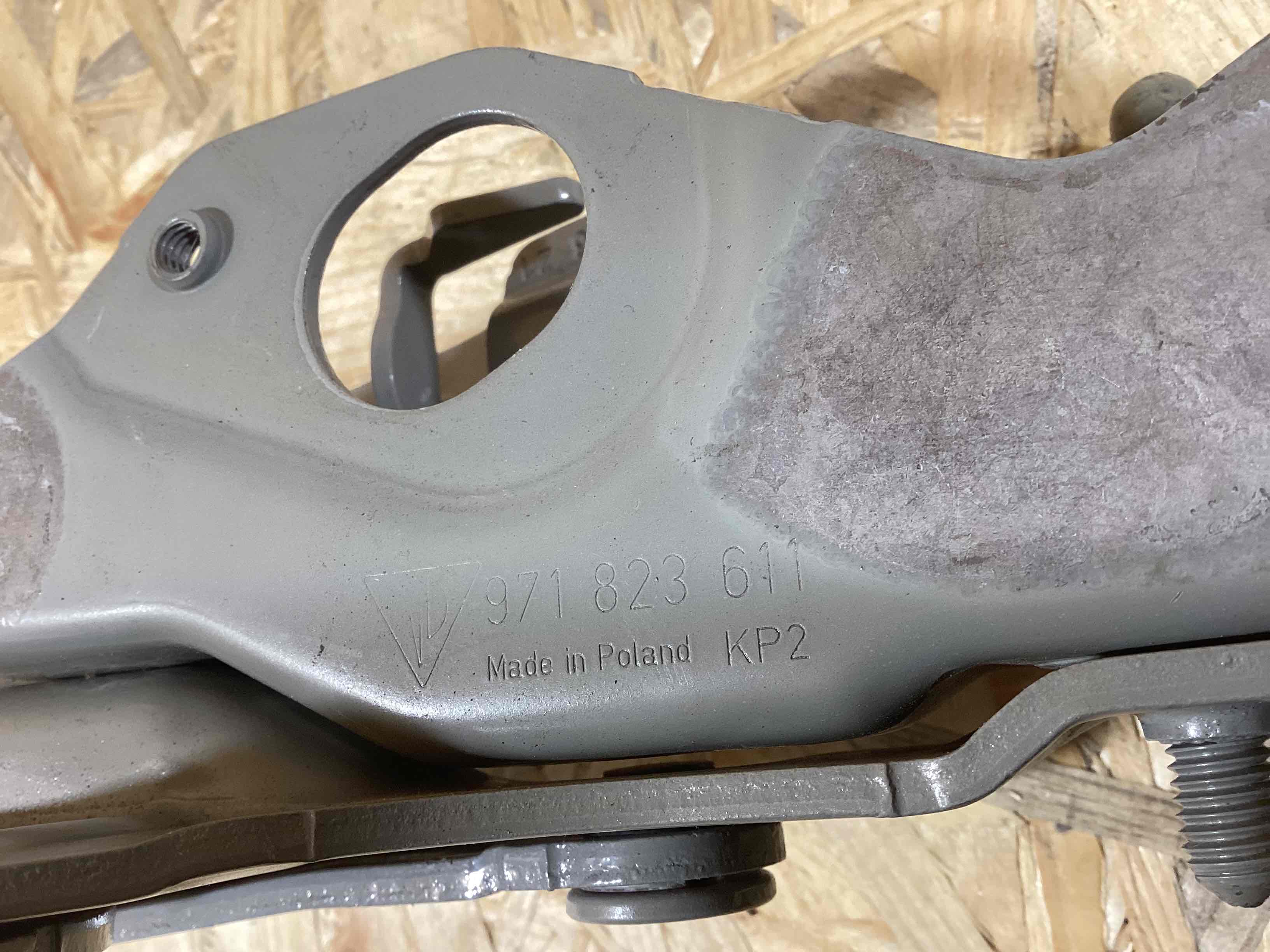 Петля (кронштейн) капота Porsche Panamera 050526-132