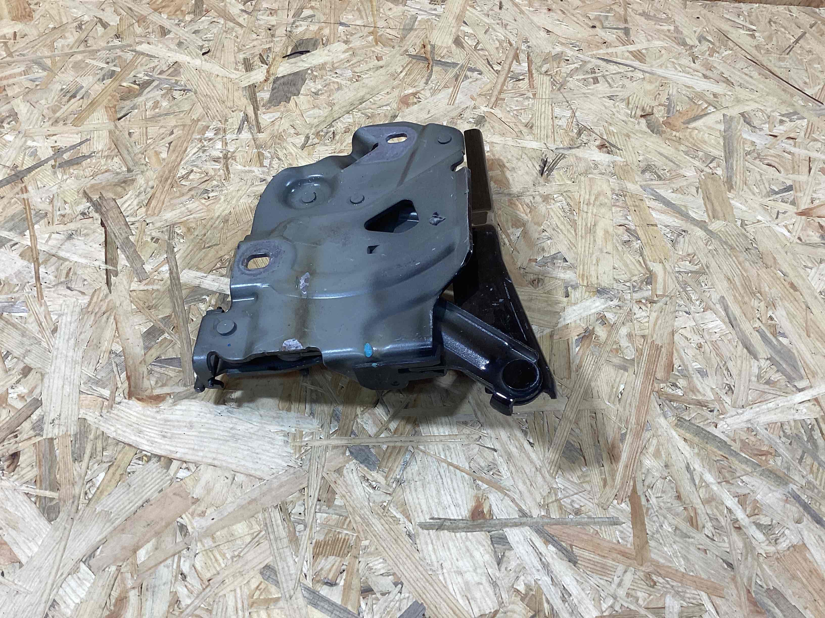 Петля (кронштейн) капота Porsche Taycan 050526-133