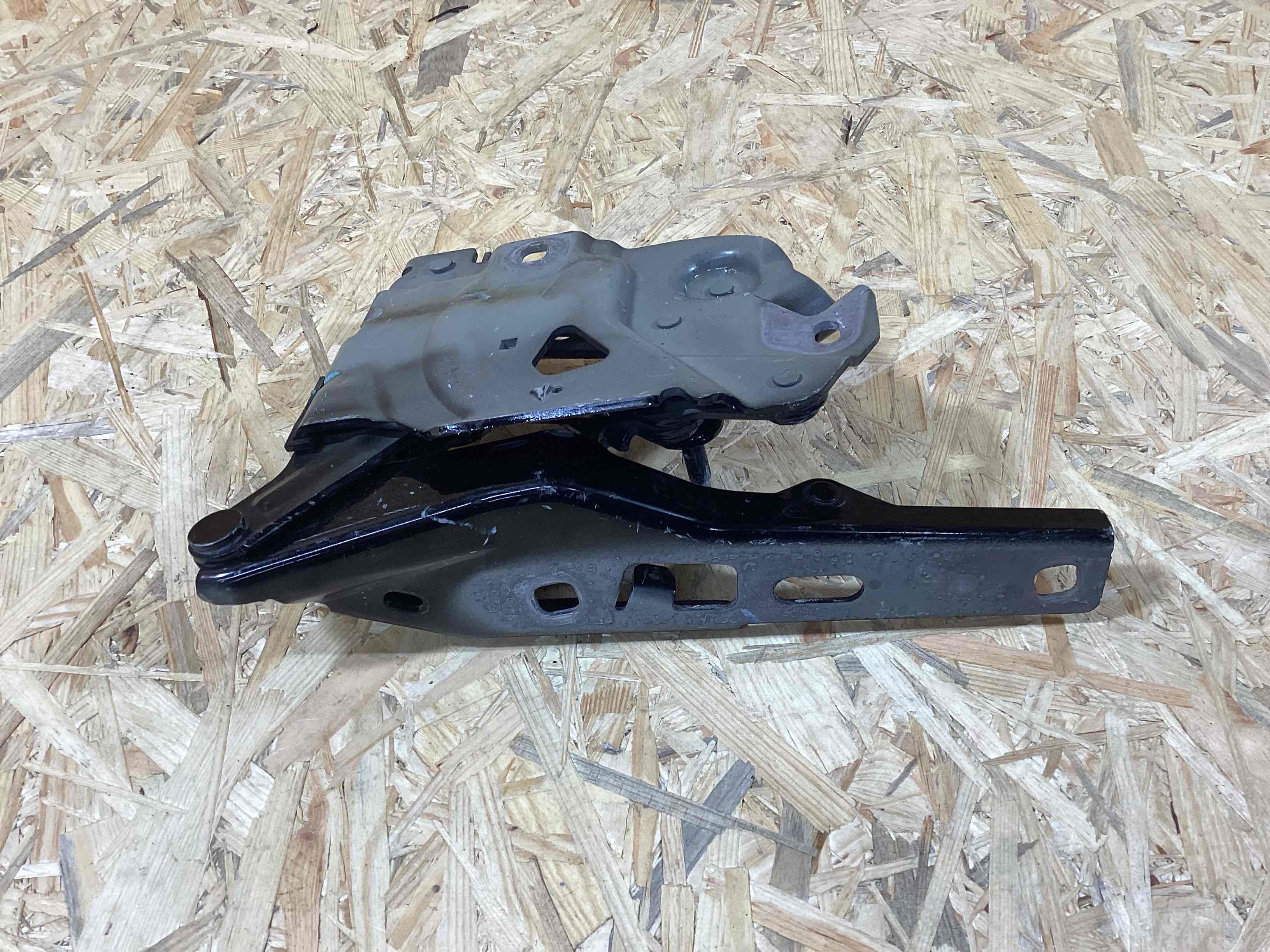 Петля (кронштейн) капота Porsche Taycan 050526-133