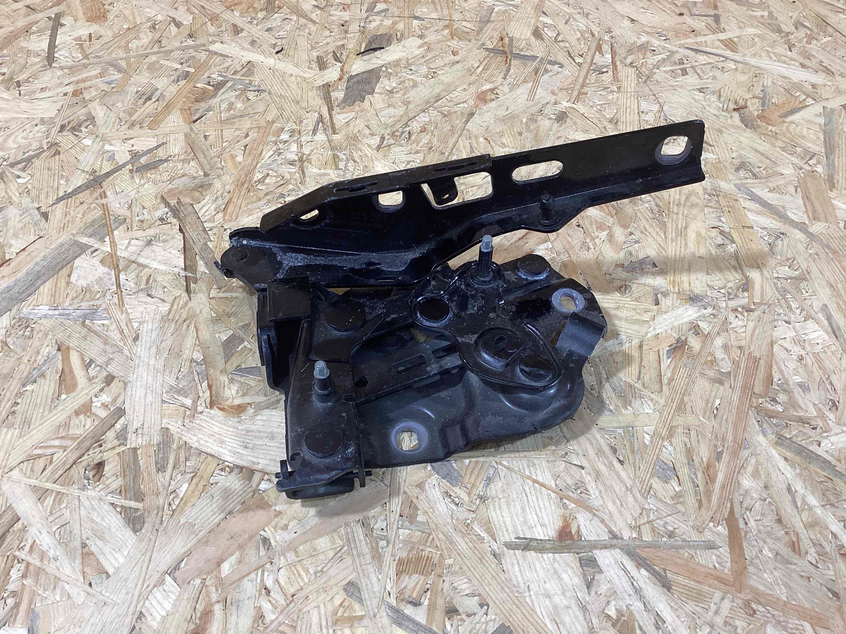 Петля (кронштейн) капота Porsche Taycan 050526-133
