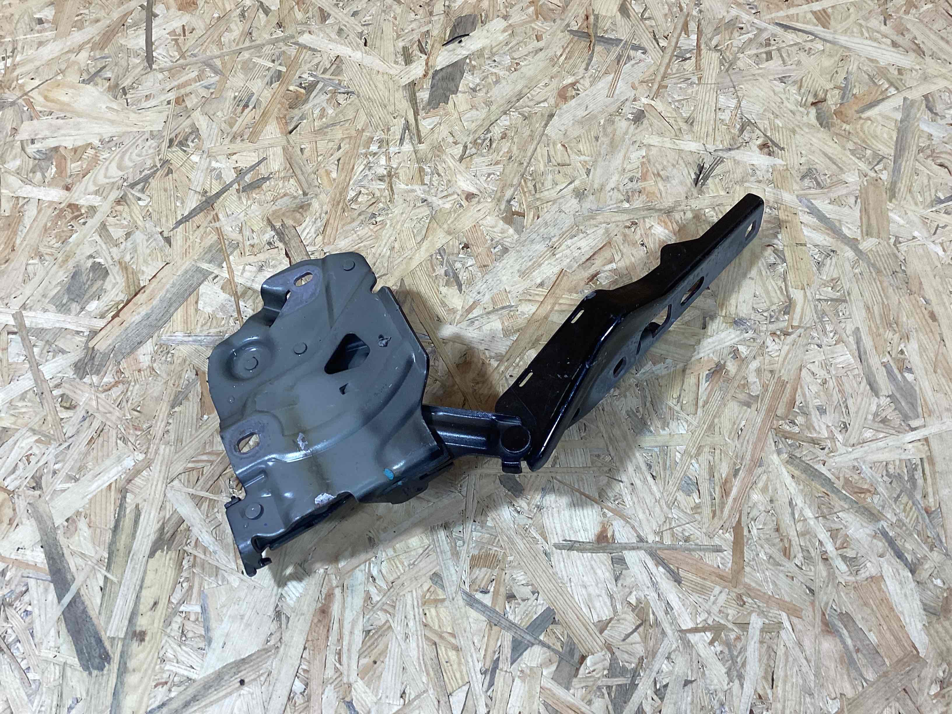 Петля (кронштейн) капота Porsche Taycan 050526-133