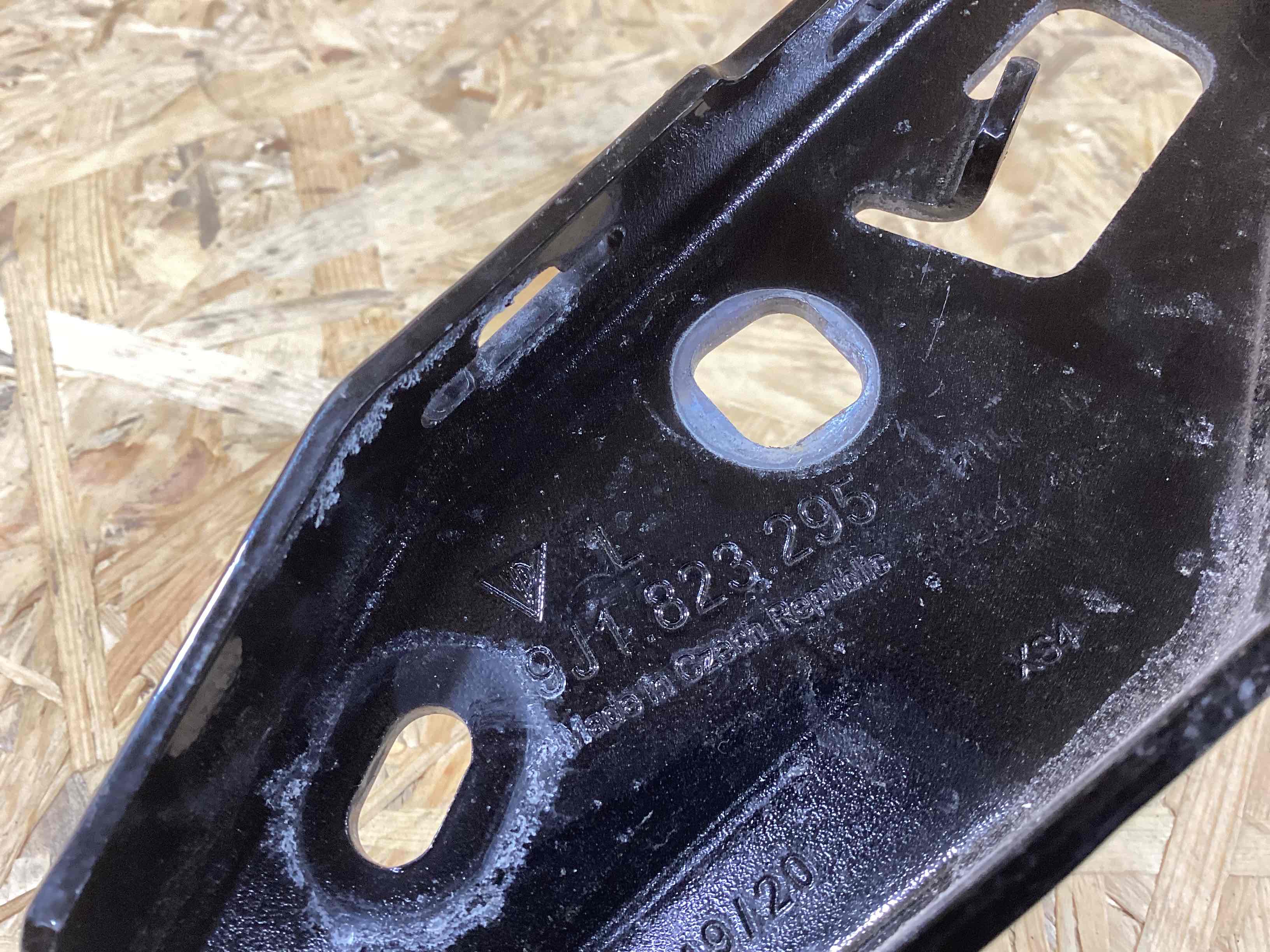 Петля (кронштейн) капота Porsche Taycan 050526-133