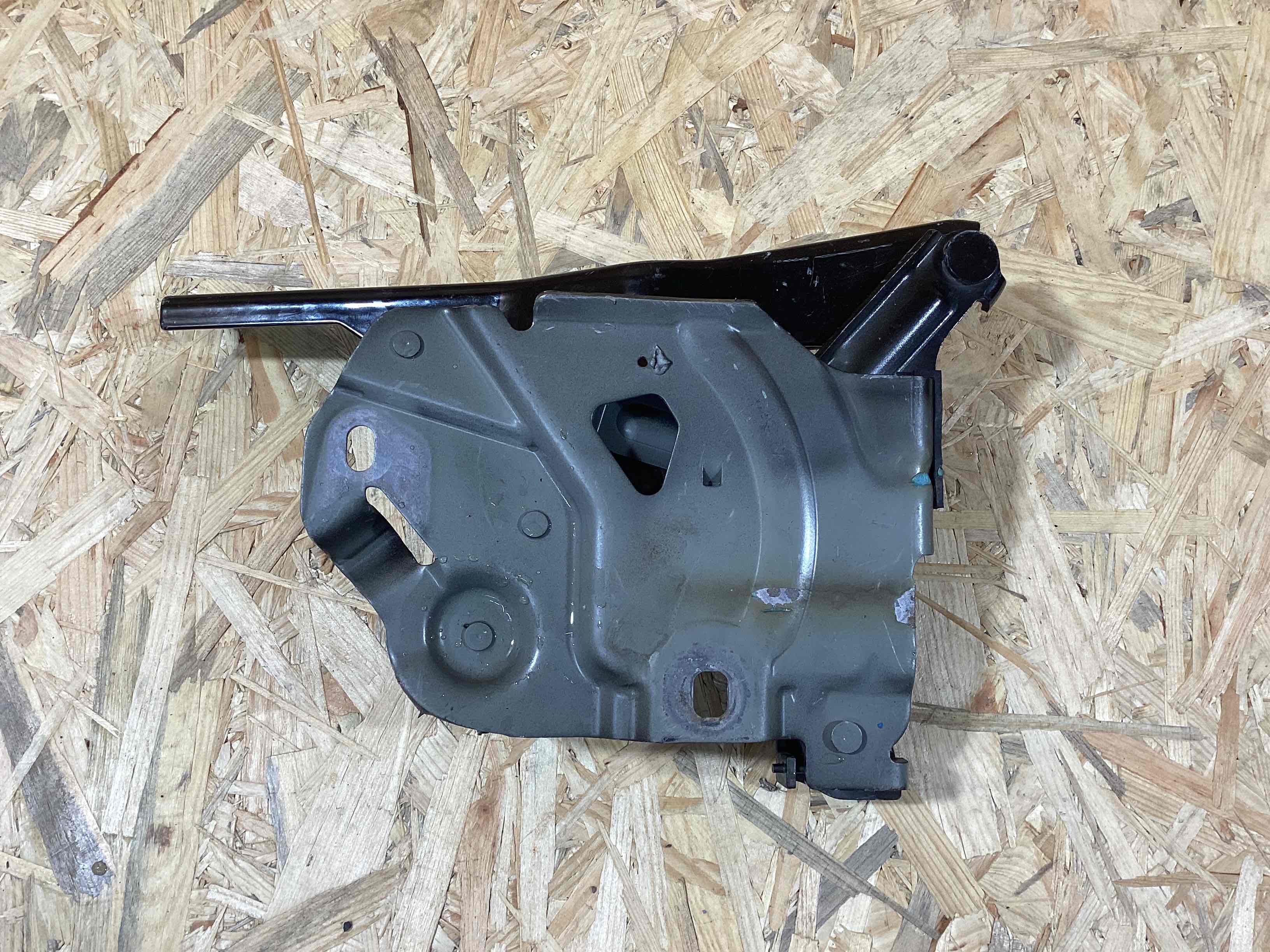 Петля (кронштейн) капота Porsche Taycan 050526-133