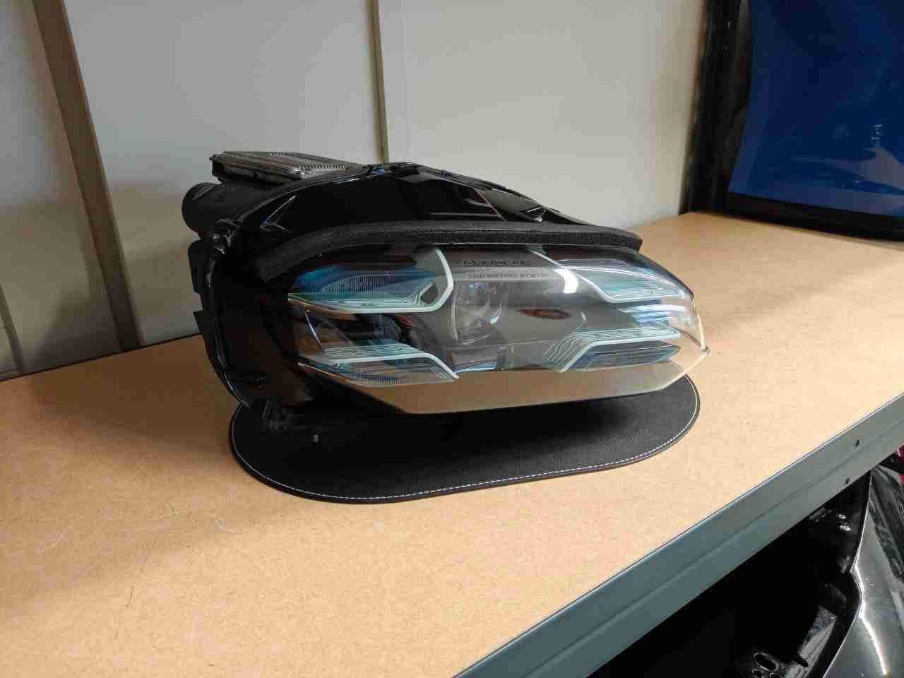 Фара права Porsche Taycan 051026-205