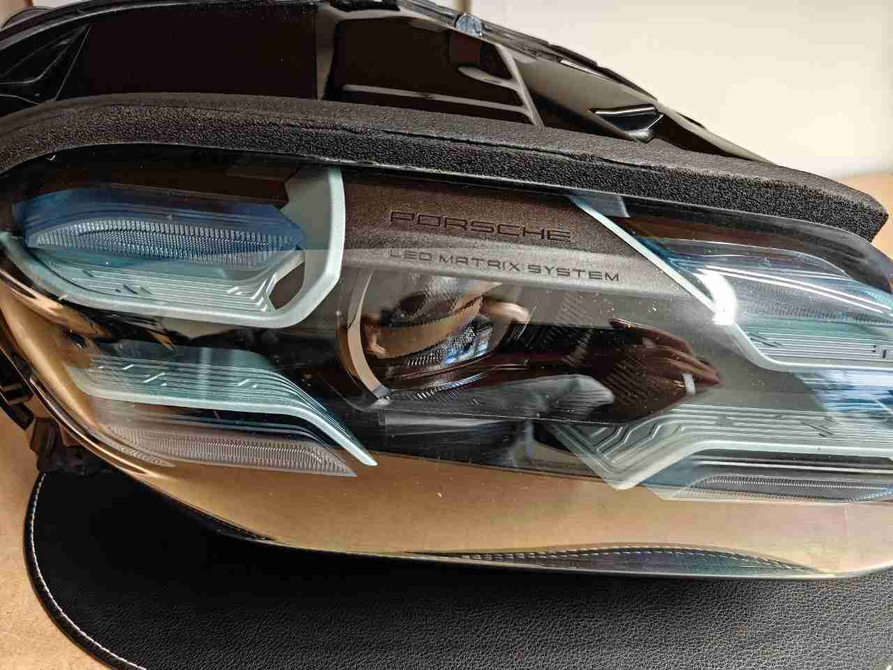 Фара права Porsche Taycan 051026-205