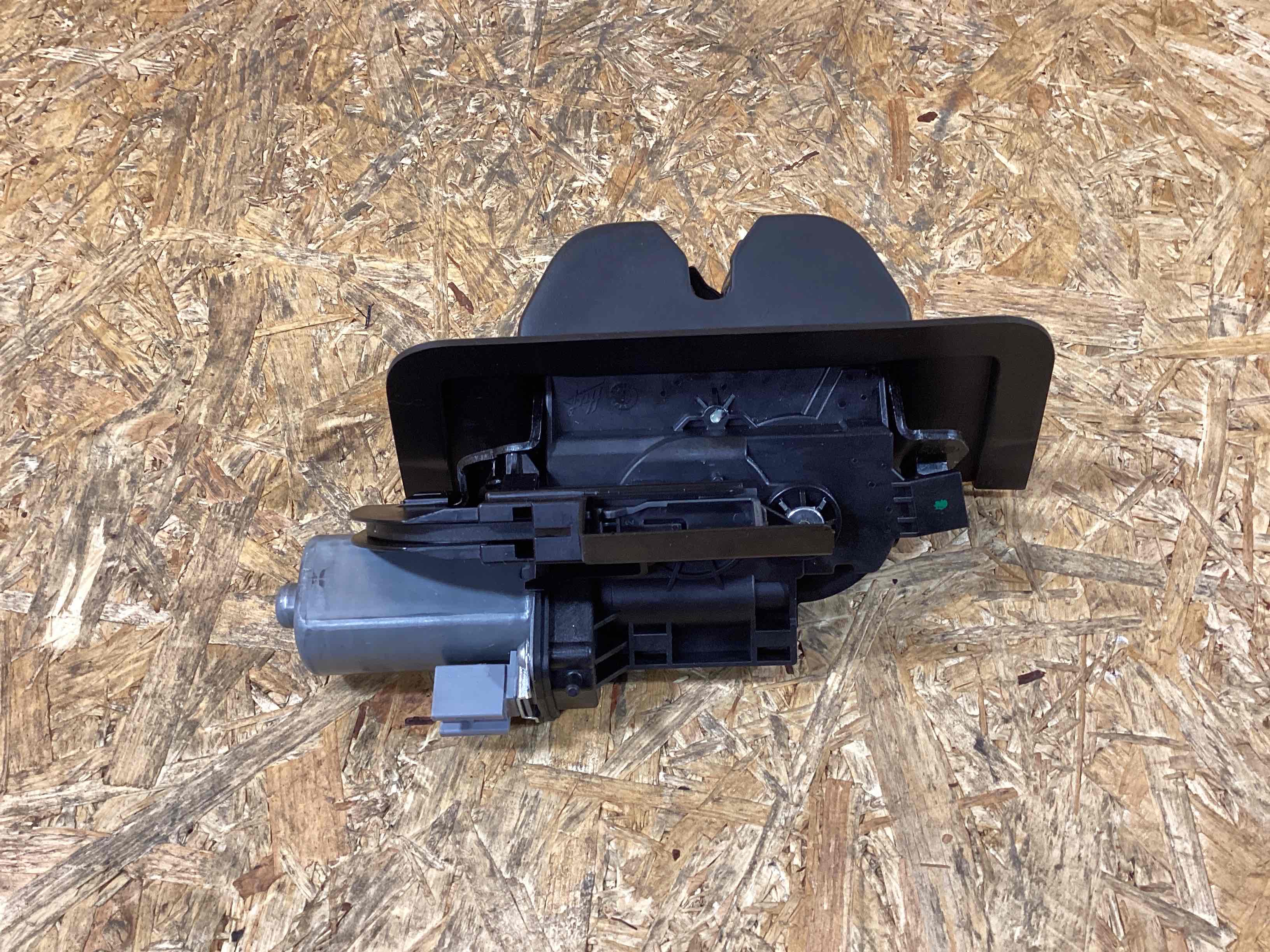 Замок багажника Porsche Macan 051125-107