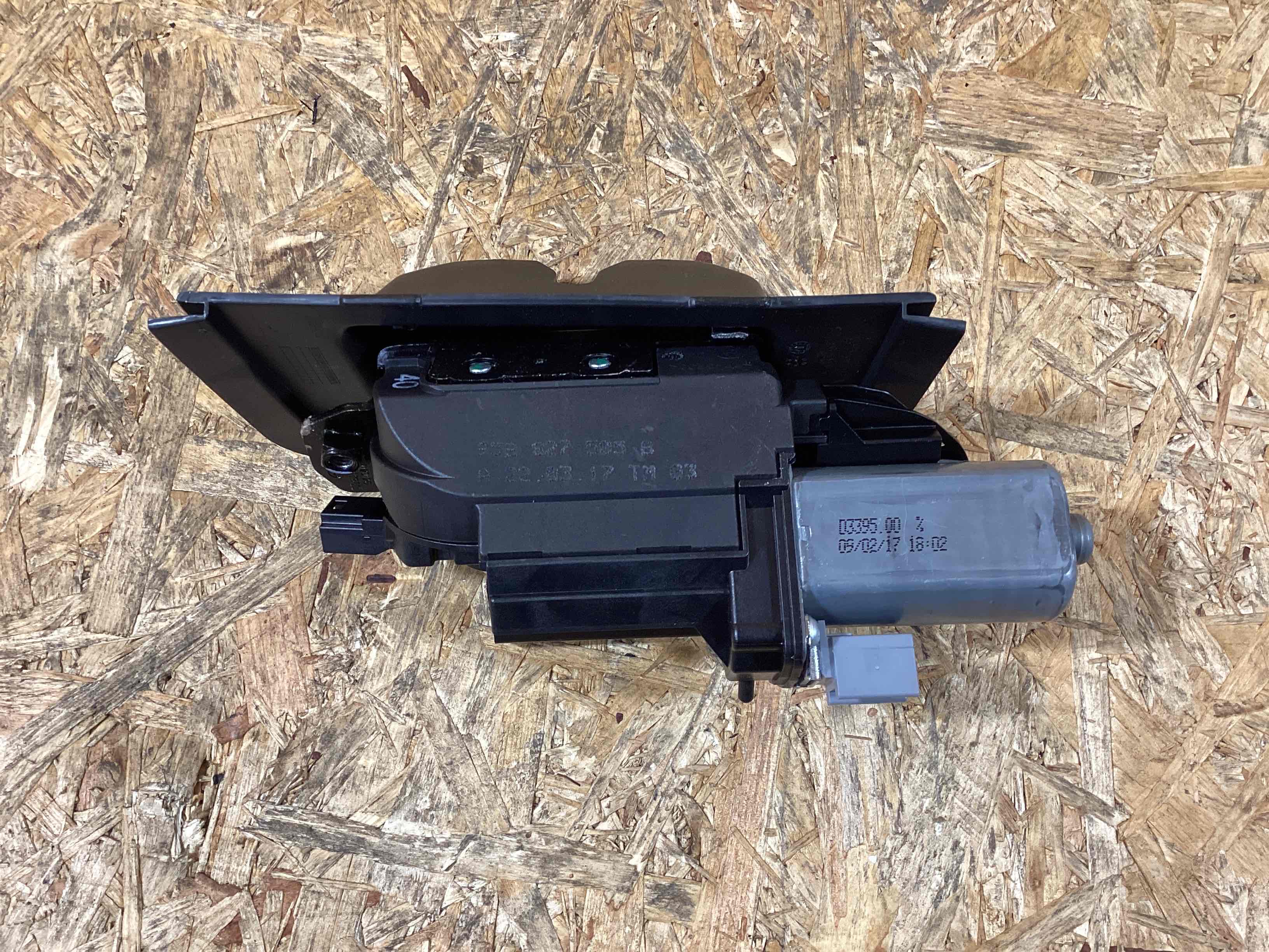 Замок багажника Porsche Macan 051125-107