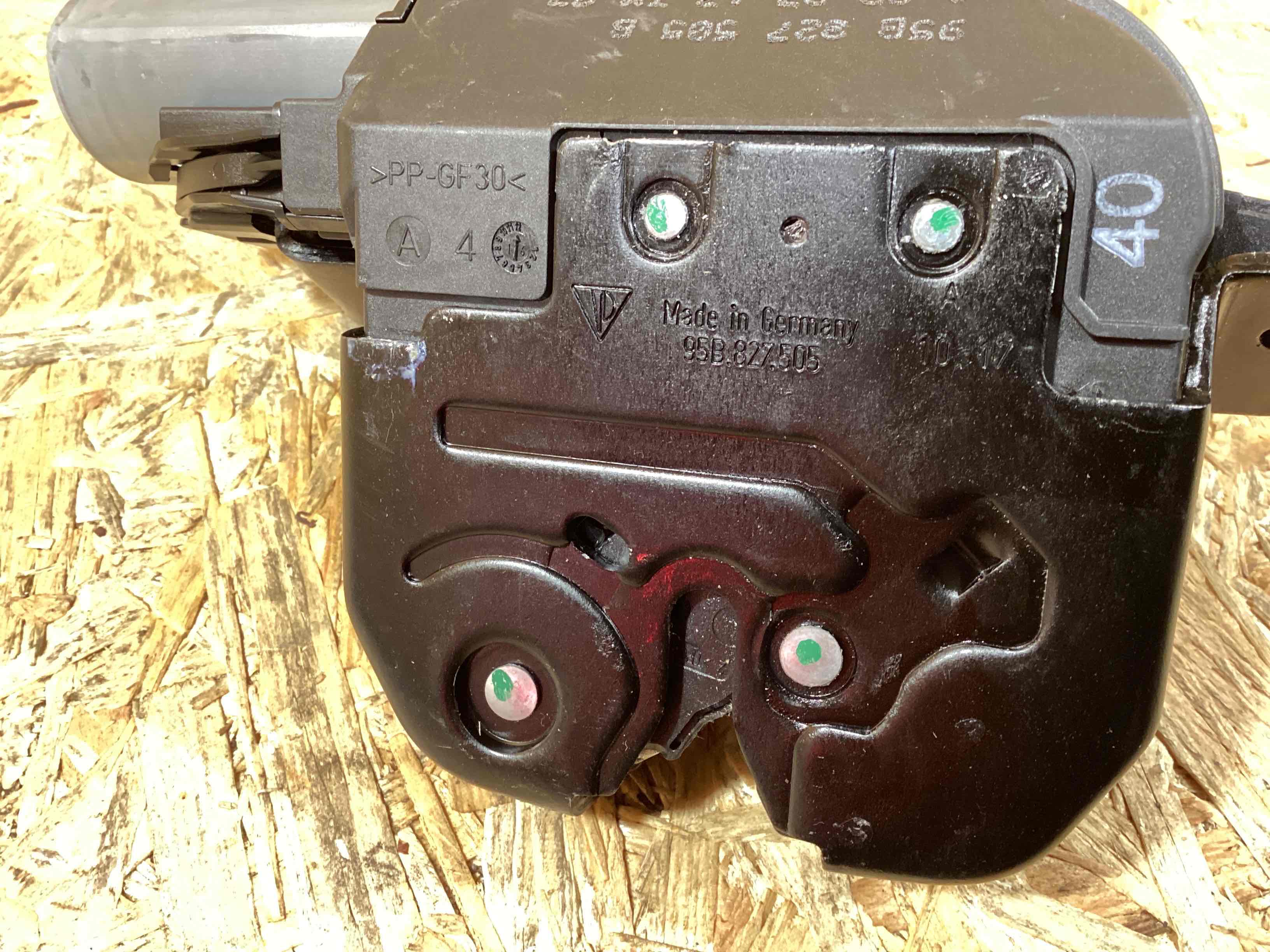 Замок багажника Porsche Macan 051125-107