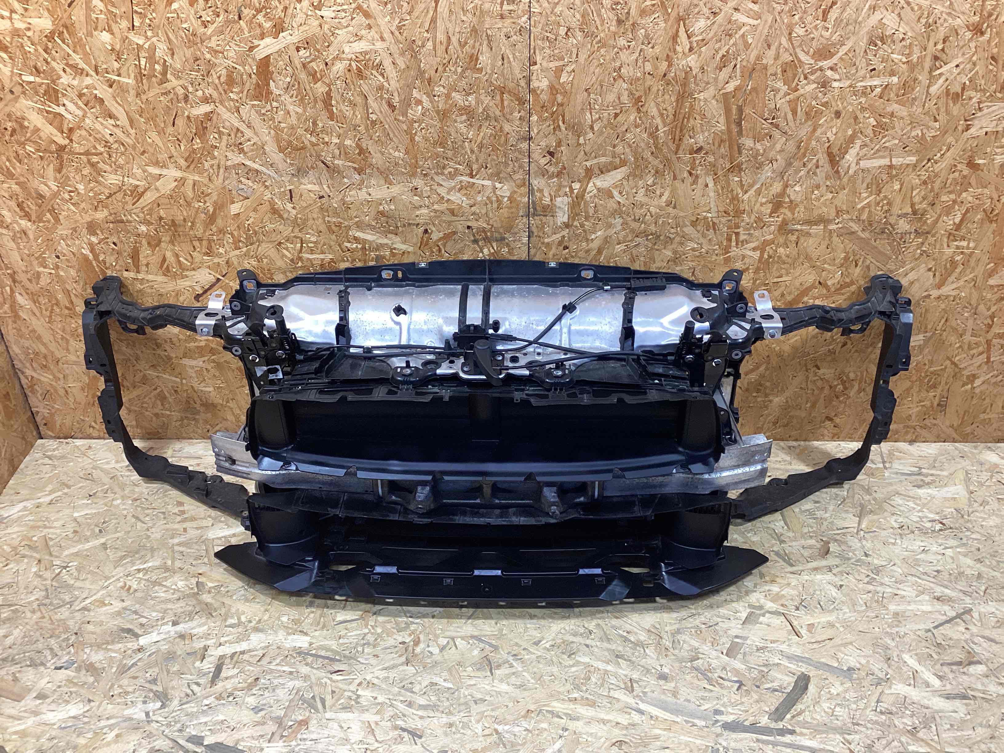 Передняя панель крепления облицовки (телевизор) Porsche Macan 060126-101