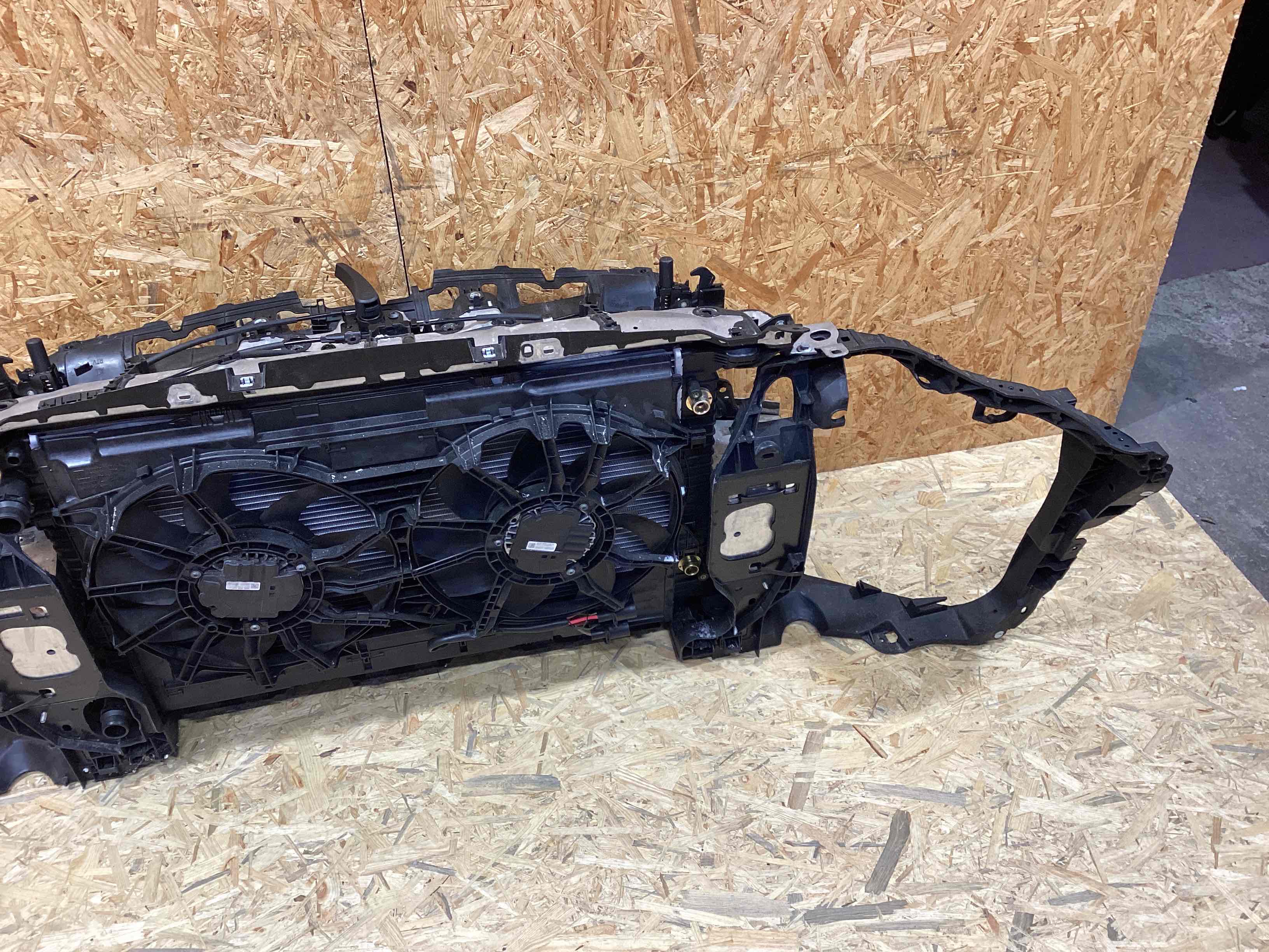 Передняя панель крепления облицовки (телевизор) Porsche Macan 060126-101