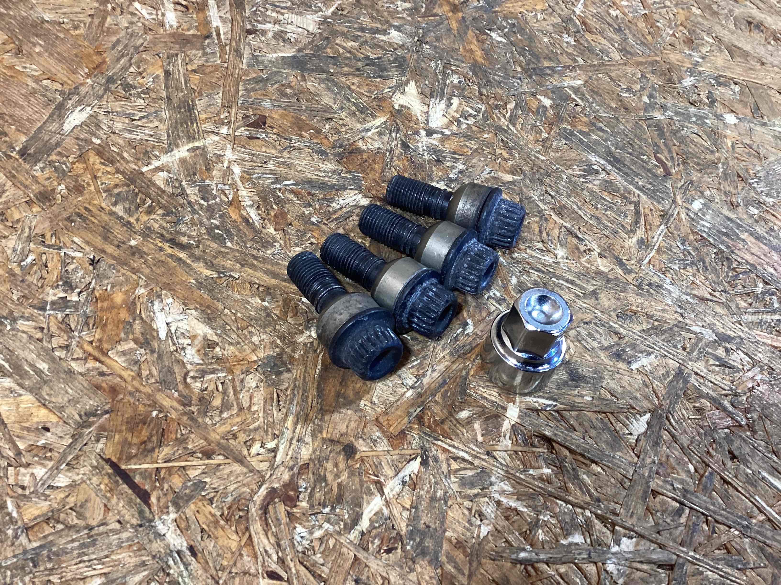 Колесо запасное, держатель, кронштейн, обшивка Porsche Macan 060326-103