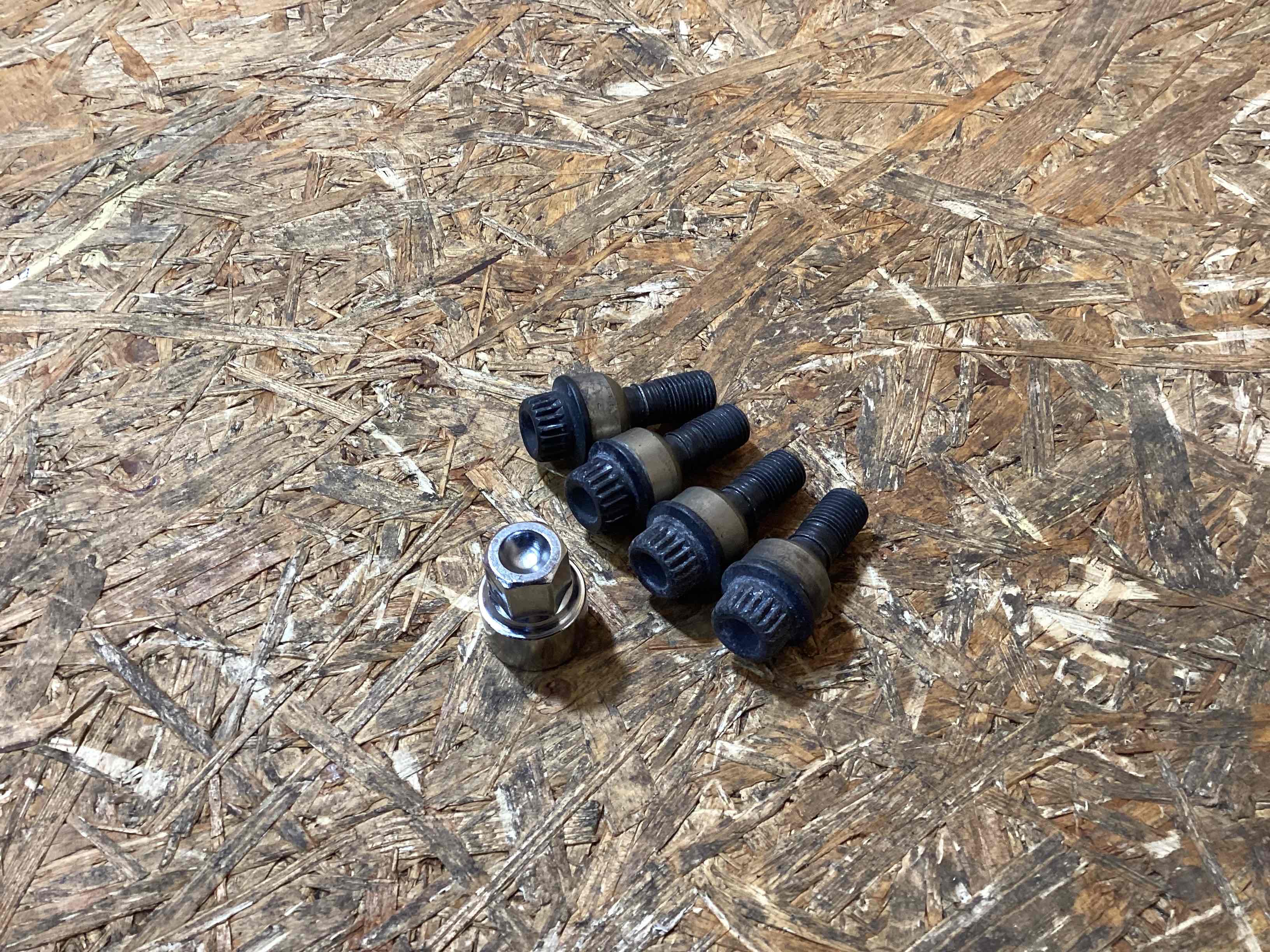 Колесо запасное, держатель, кронштейн, обшивка Porsche Macan 060326-103