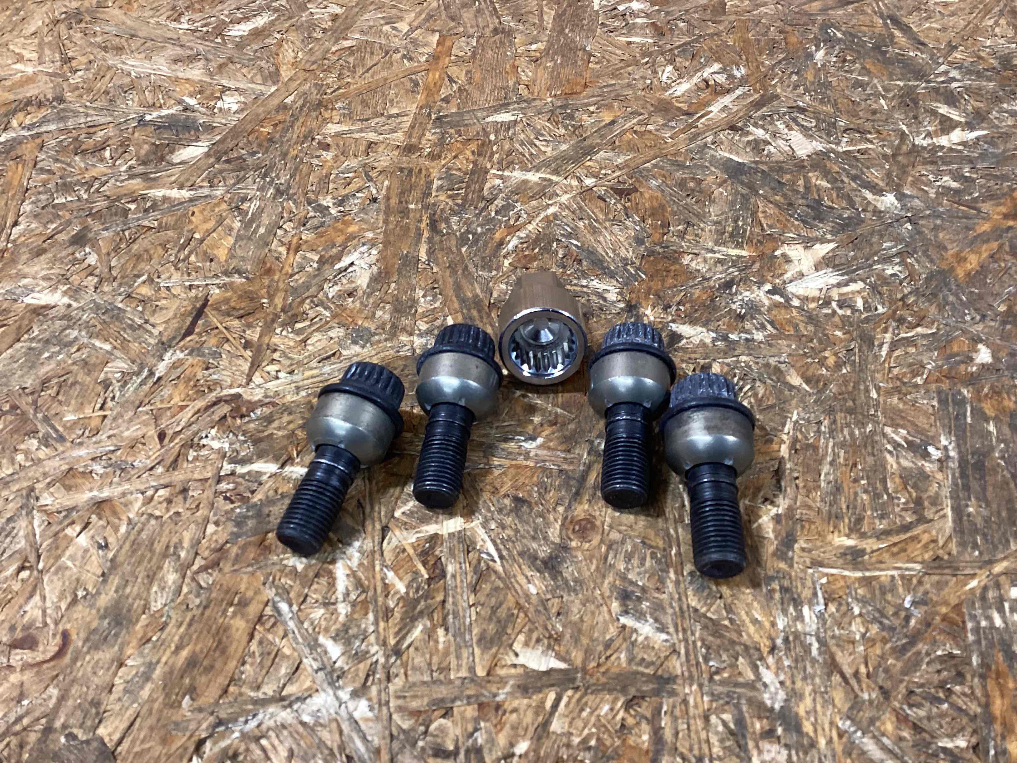 Колесо запасное, держатель, кронштейн, обшивка Porsche Macan 060326-103