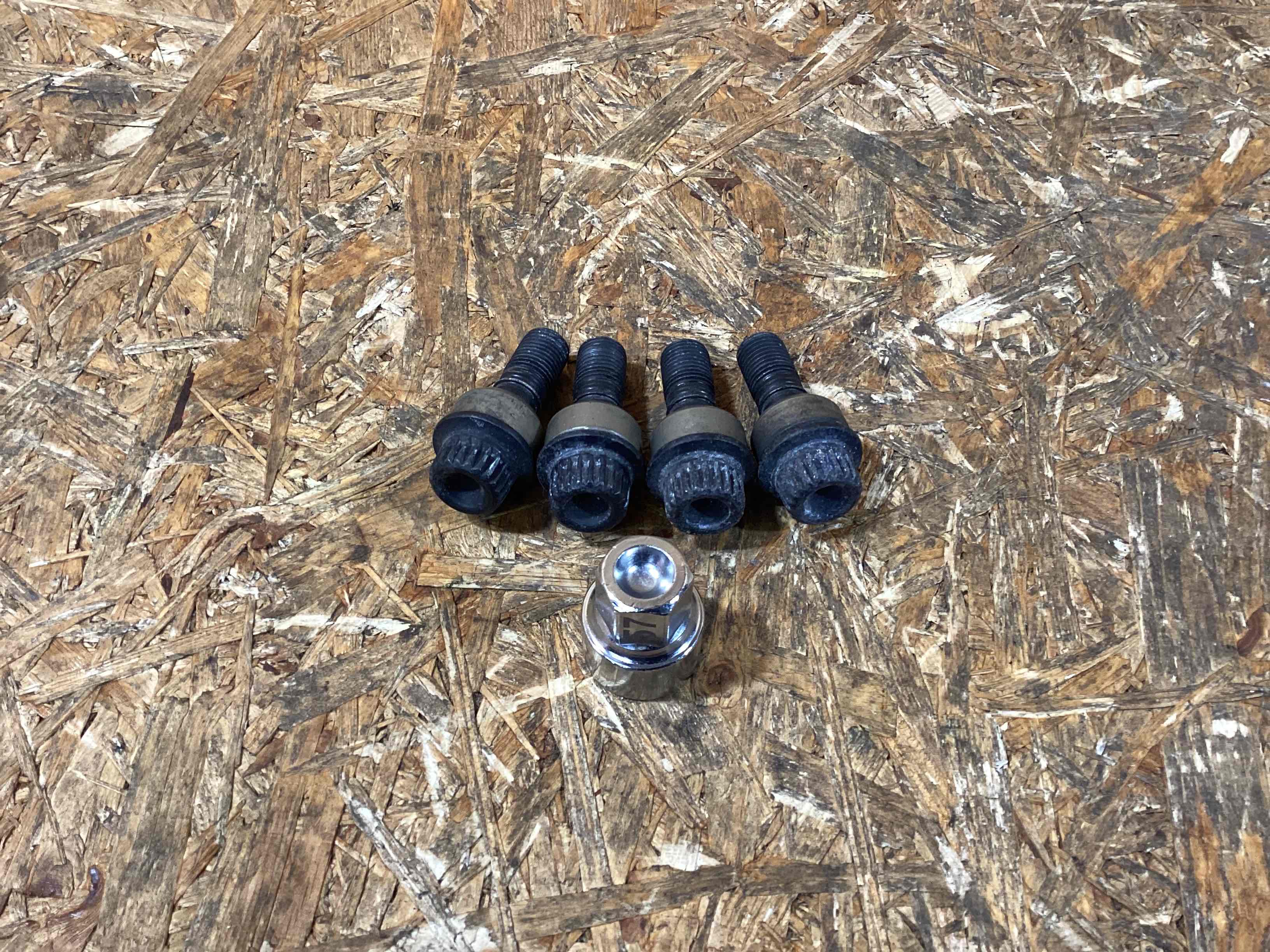 Колесо запасное, держатель, кронштейн, обшивка Porsche Macan 060326-103