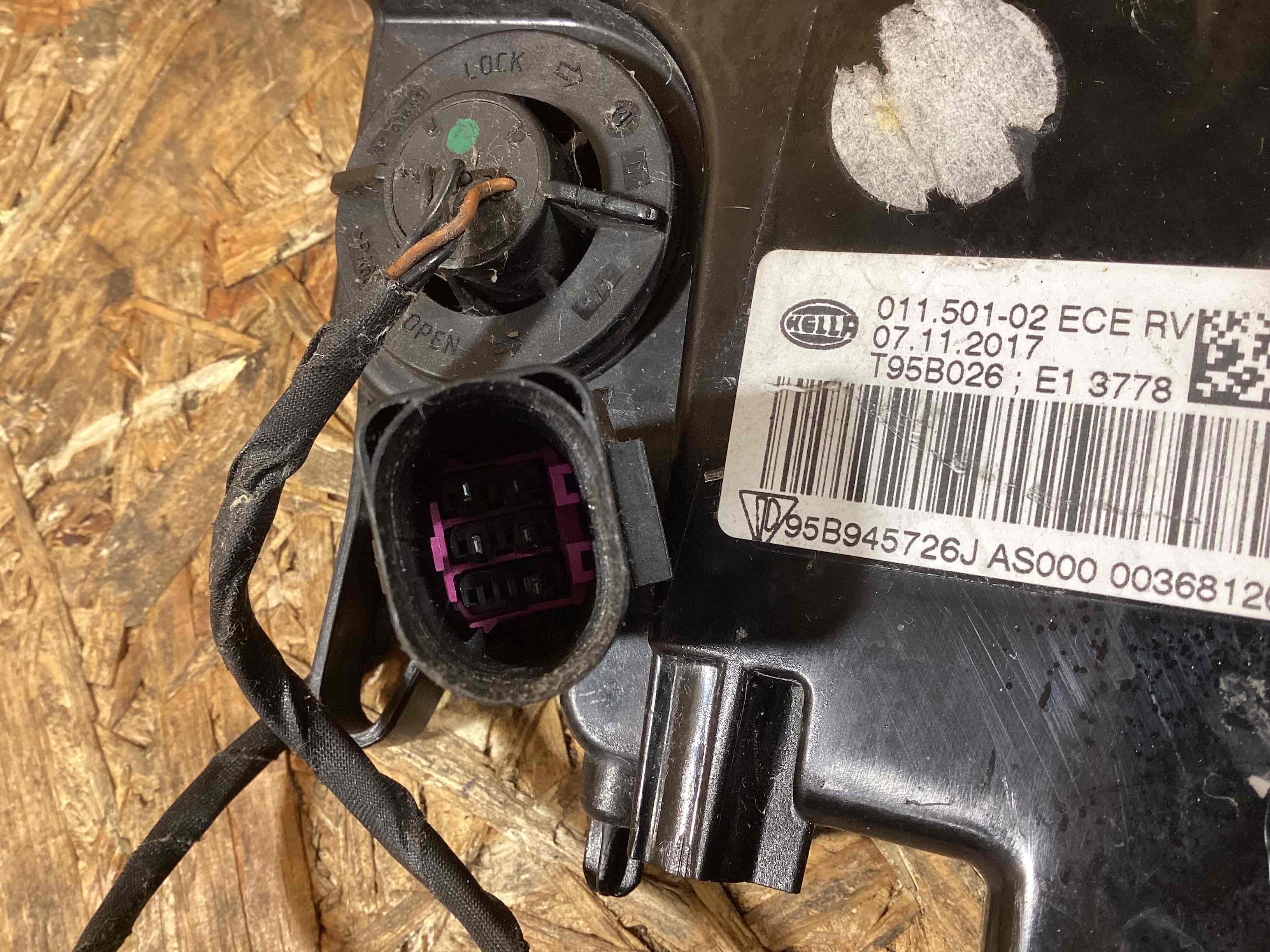 Фара противотуманная Porsche Macan 060326-105