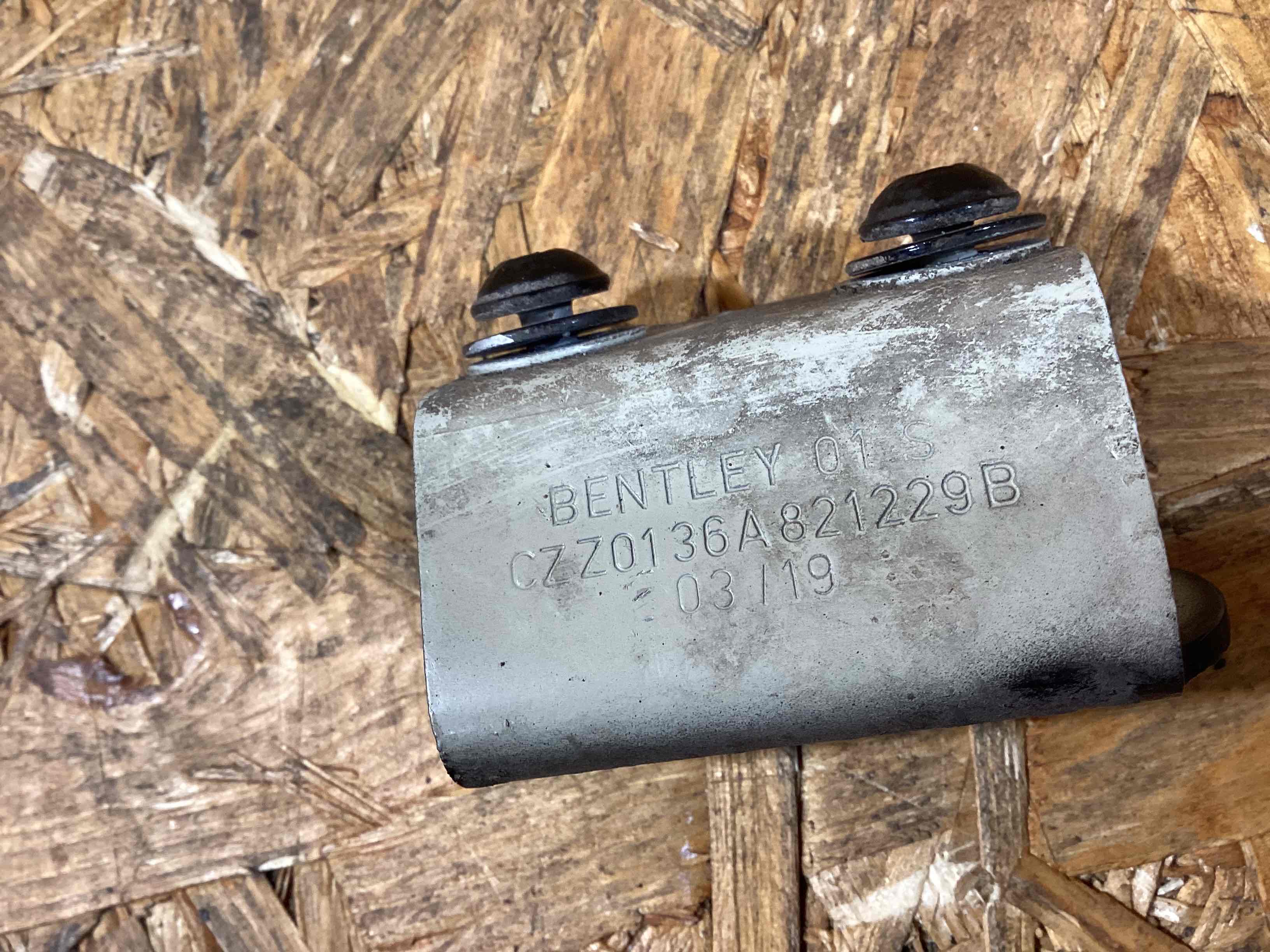 Крепление крыла Bentley Bentayga 060326-120