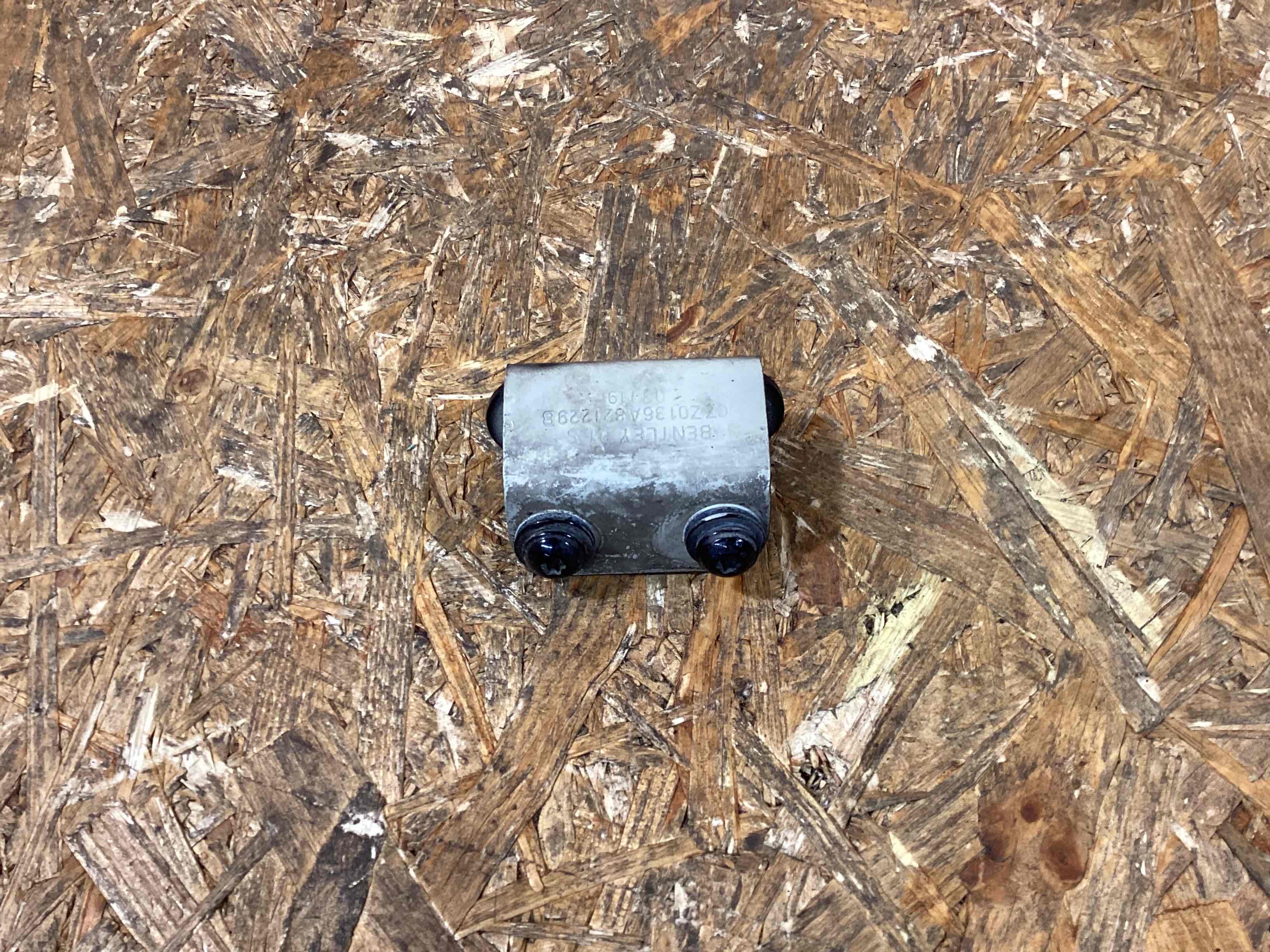 Крепление крыла Bentley Bentayga 060326-120