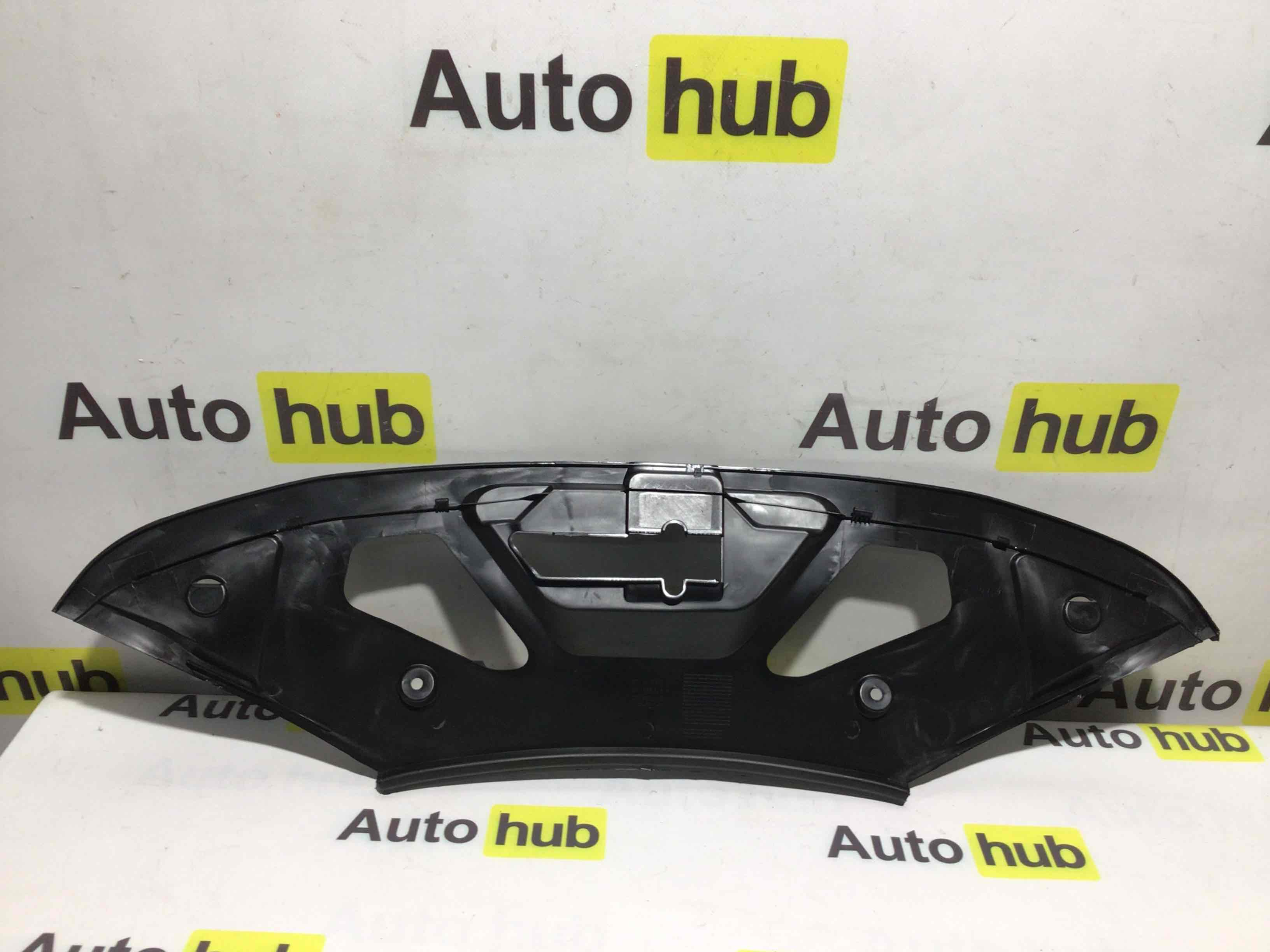 Пластик моторного отсека Porsche Panamera 060426-006