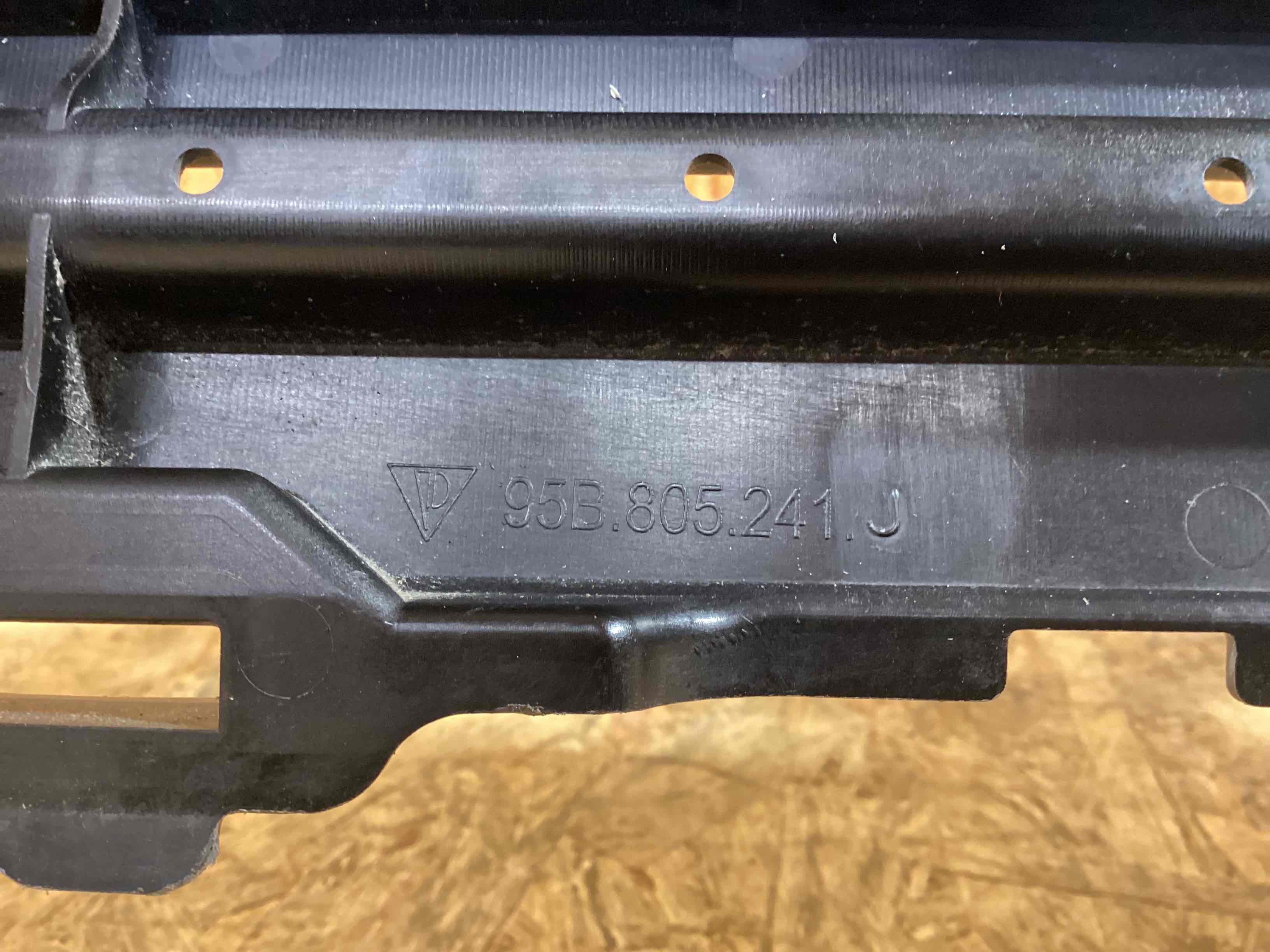 Передняя панель крепления облицовки (телевизор) Porsche Macan 060826-123