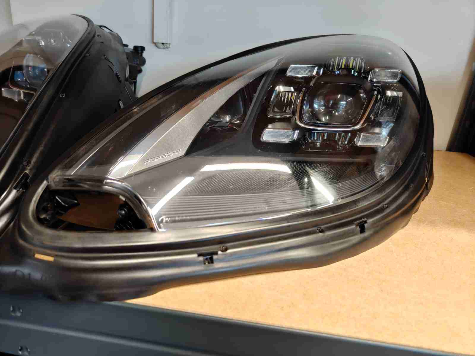 Фара правая Porsche Macan 060826-201