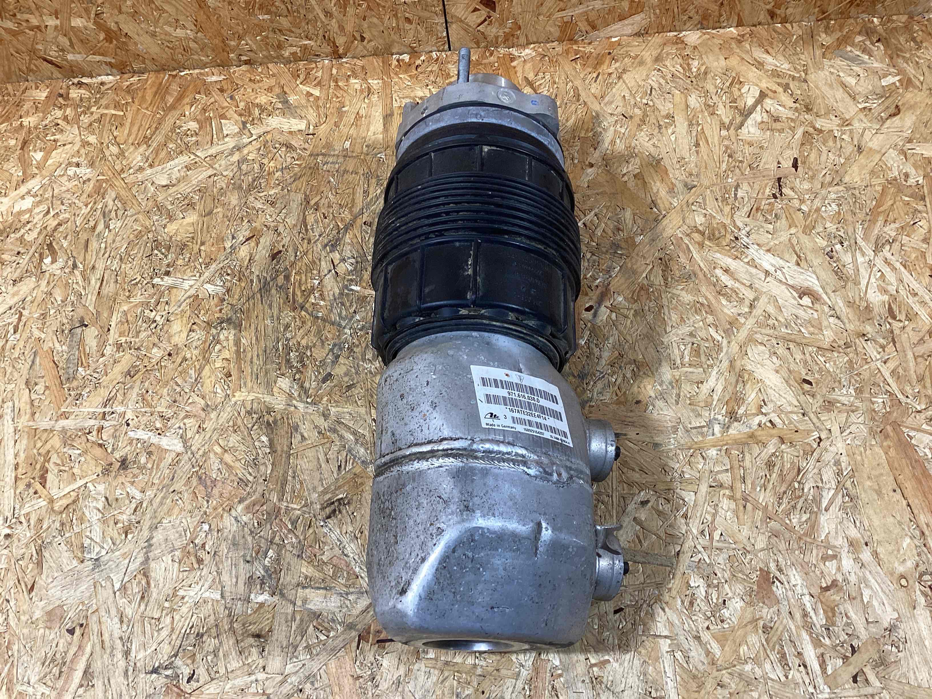 Амортизатор передний правый Porsche Panamera 061025-113