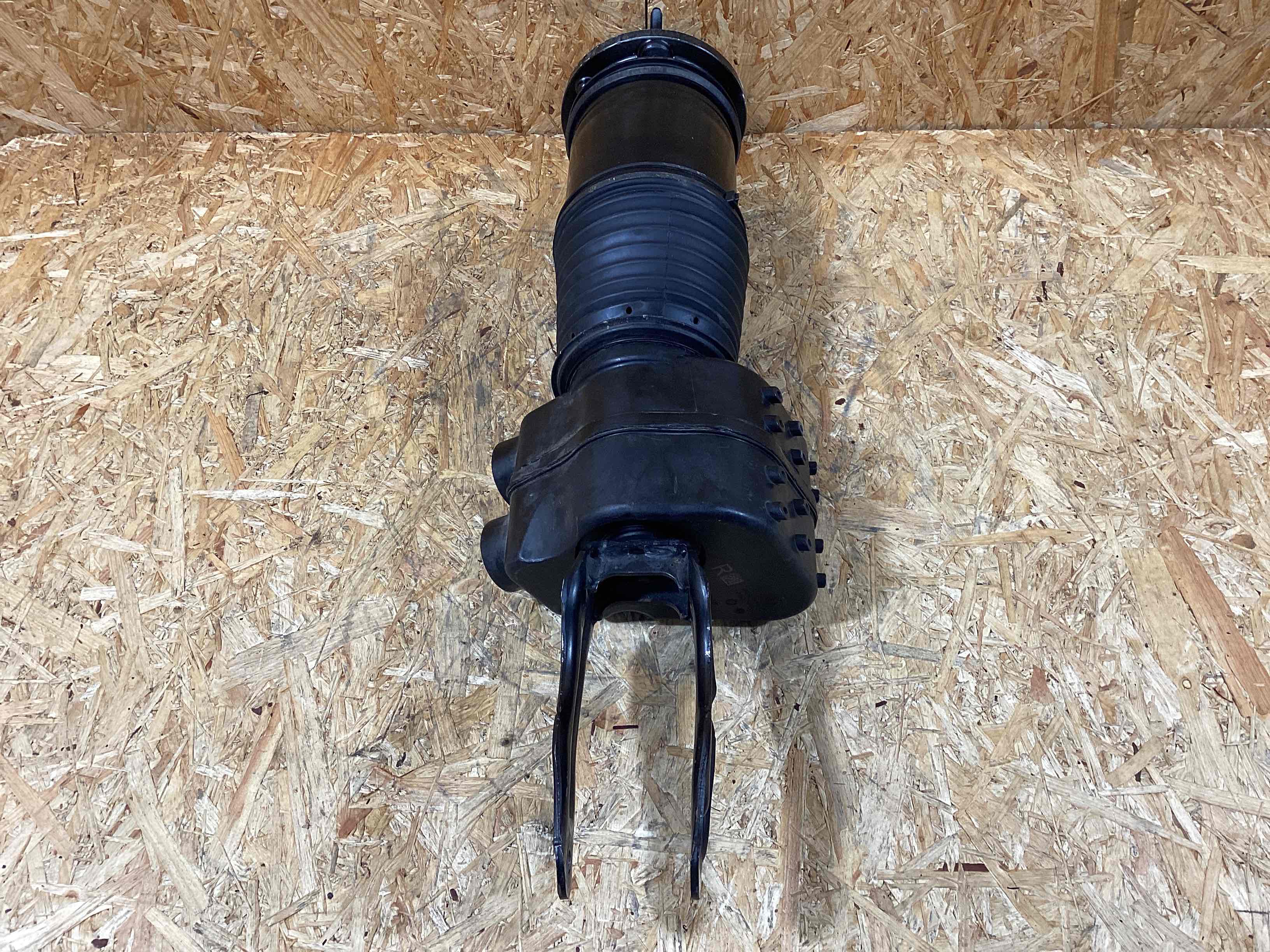 Амортизатор передний правый Porsche Taycan 061025-118