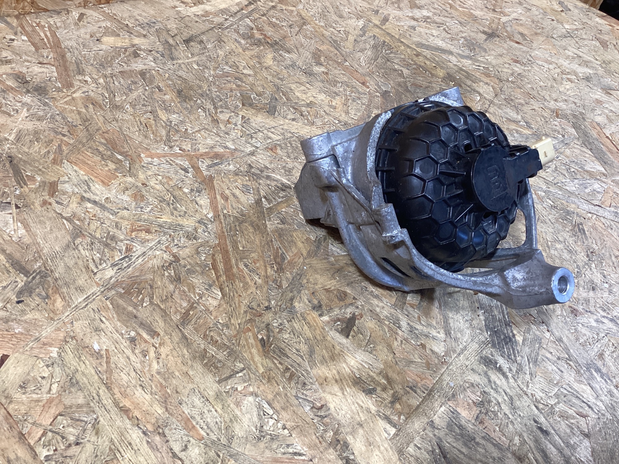 Подушка крепления двигателя Porsche Cayenne 061026-102