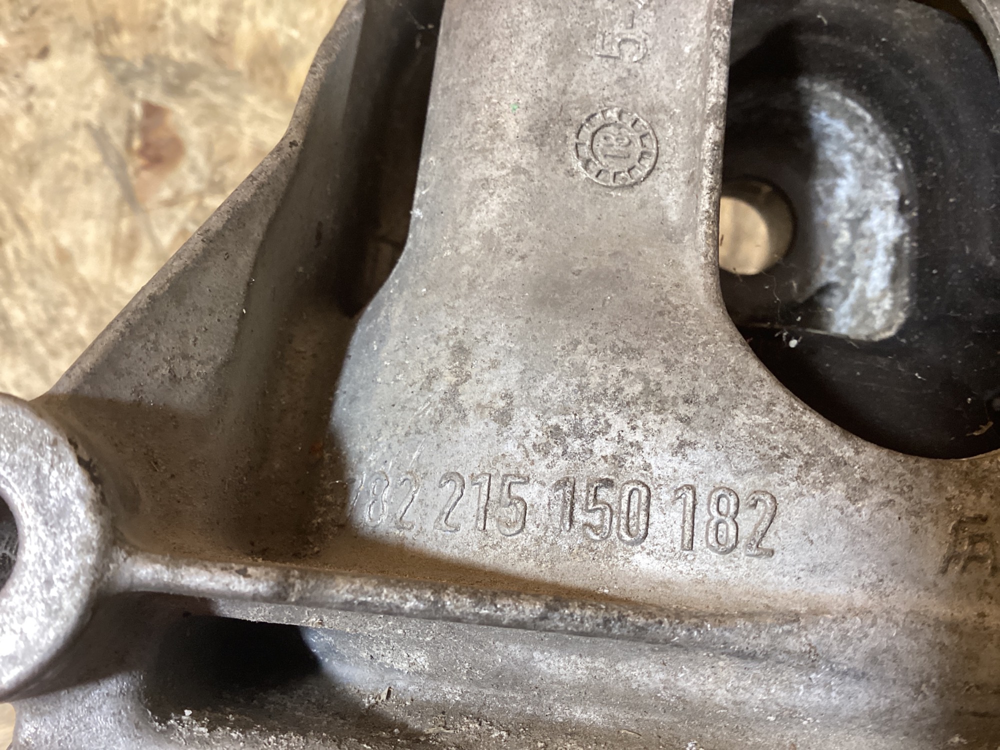Подушка крепления двигателя Porsche Cayenne 061026-102