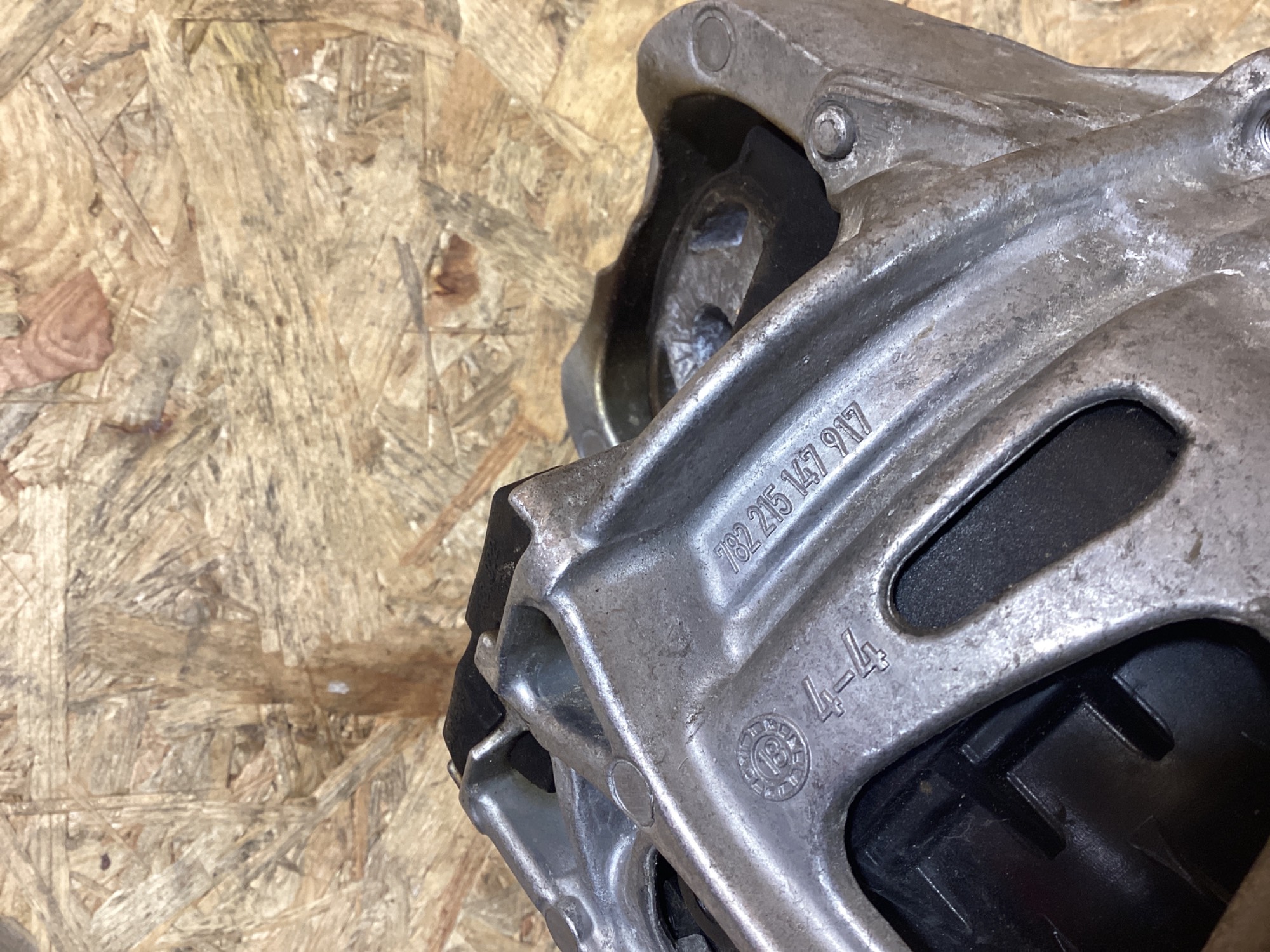 Подушка крепления двигателя Porsche Cayenne 061026-102