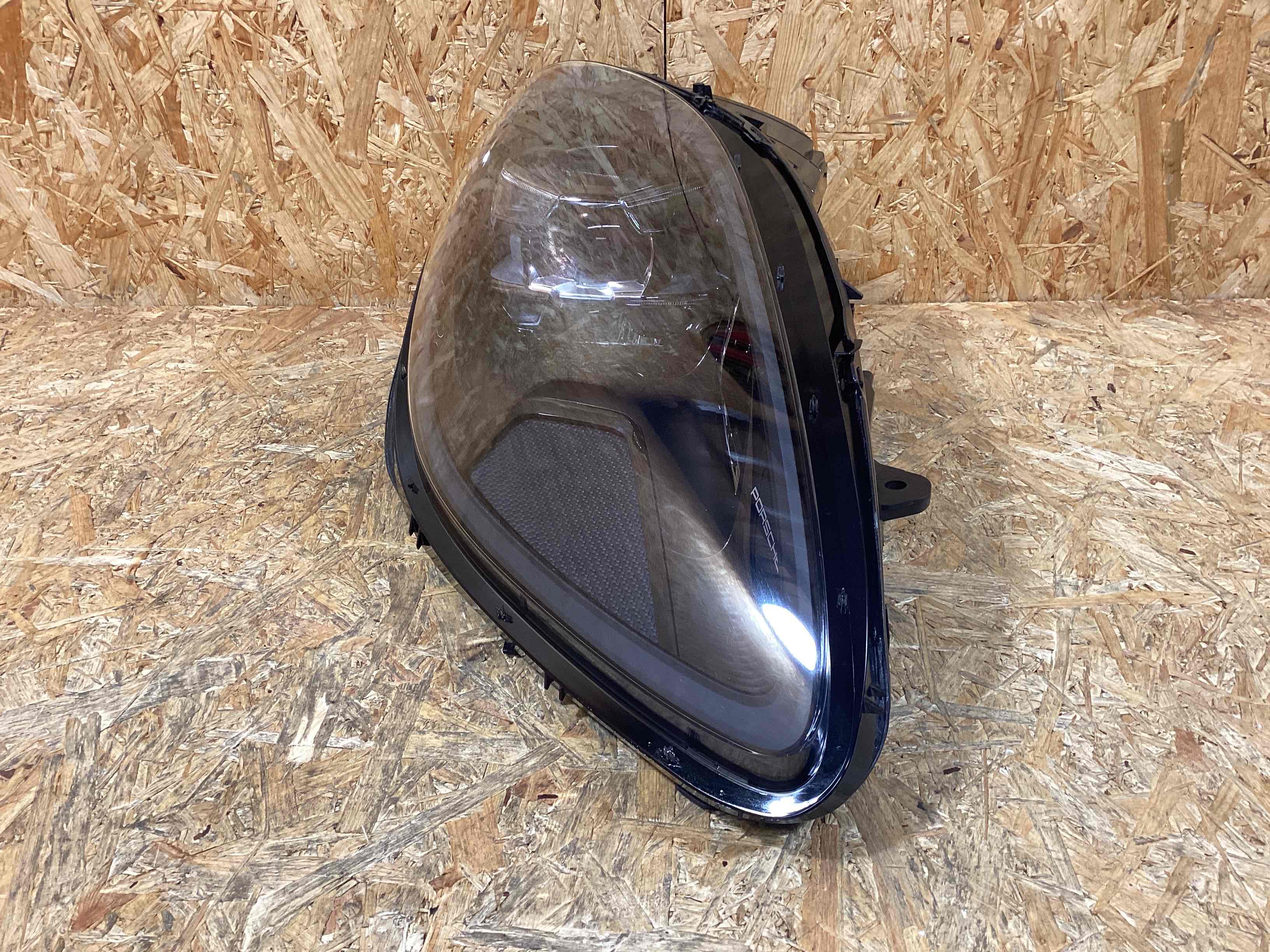 Фара правая Porsche Macan 061125-109