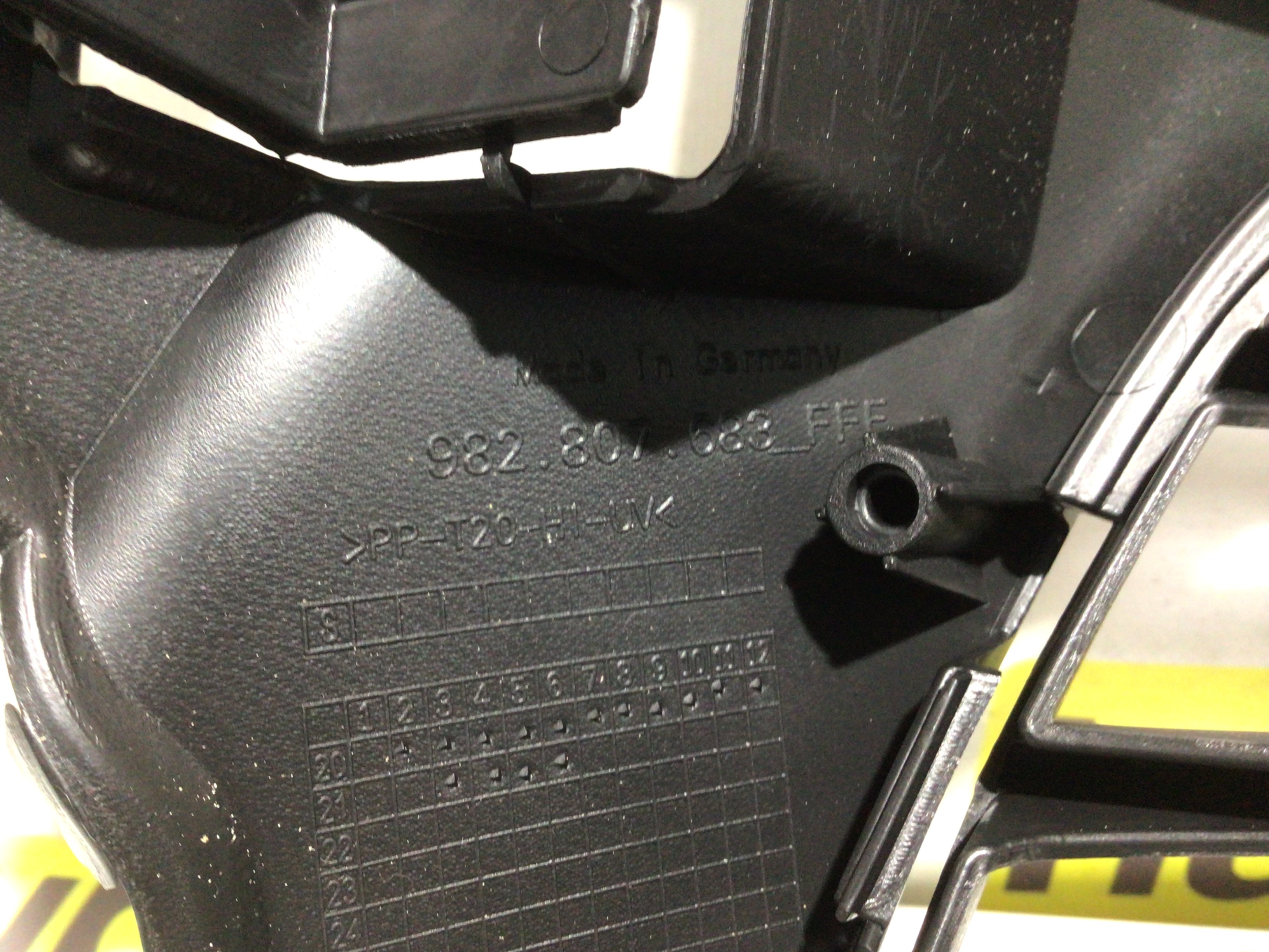 Заглушка, вставка (решетка) в бампер Porsche Boxster 718 070426-010