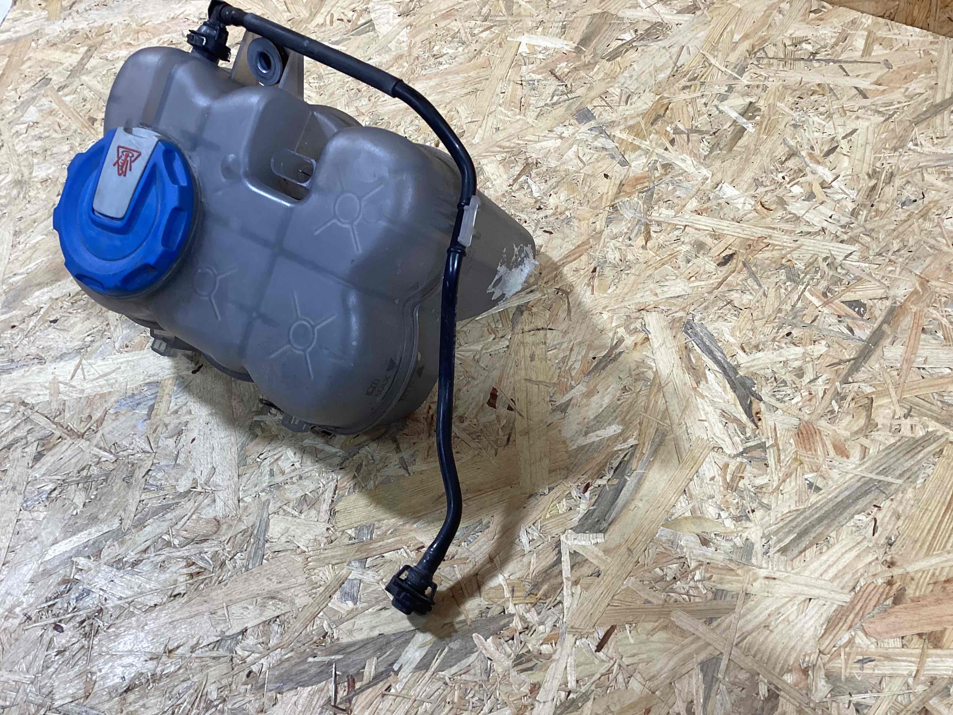 Бачок расширительный Porsche Macan 070426-107