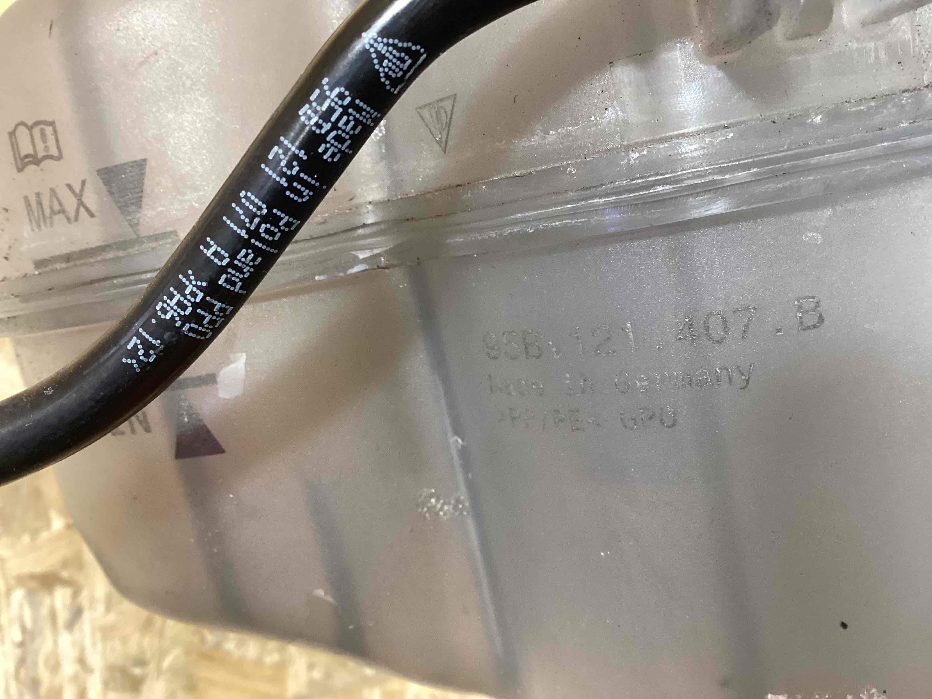 Бачок расширительный Porsche Macan 070426-107