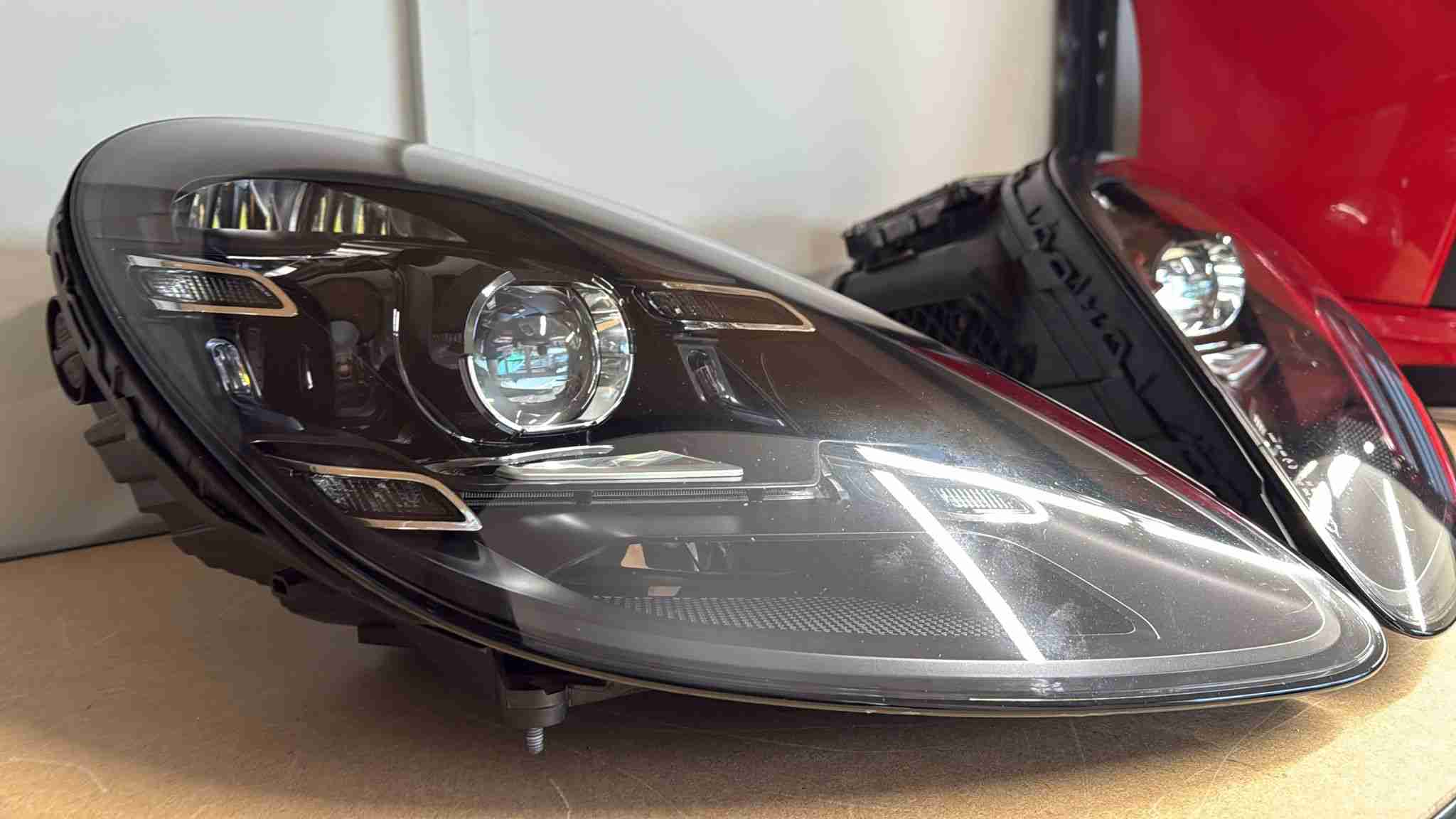 Фара правая Porsche Boxster 718 070526-102
