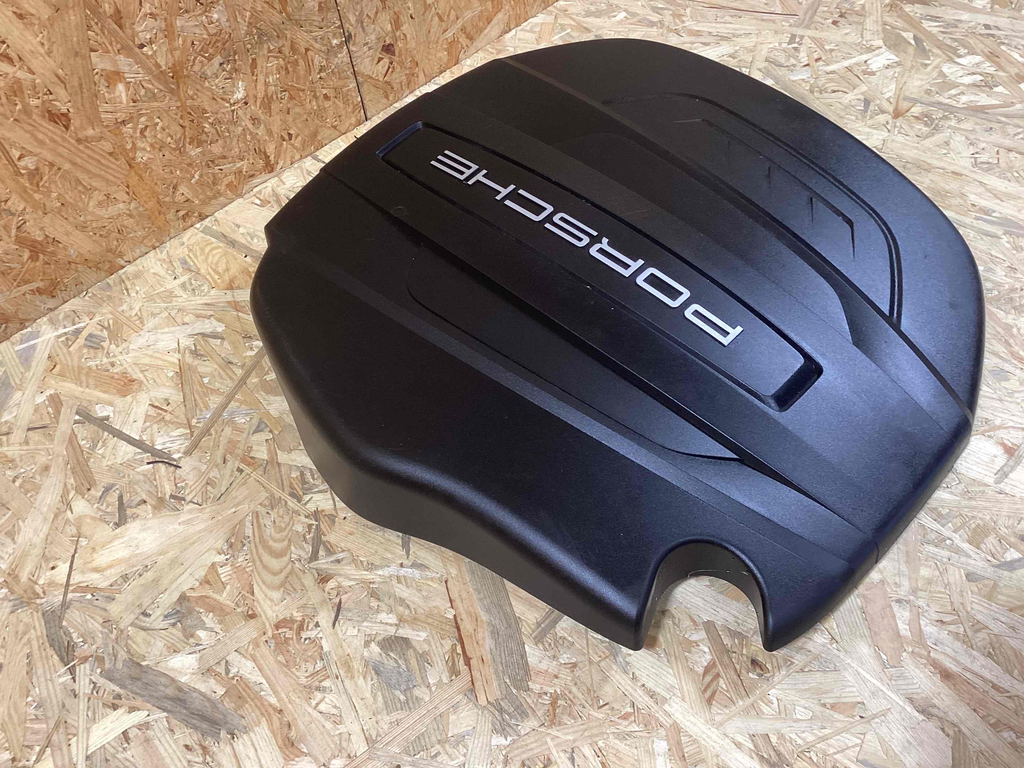 Крышка двигателя передняя Porsche Macan 070526-103