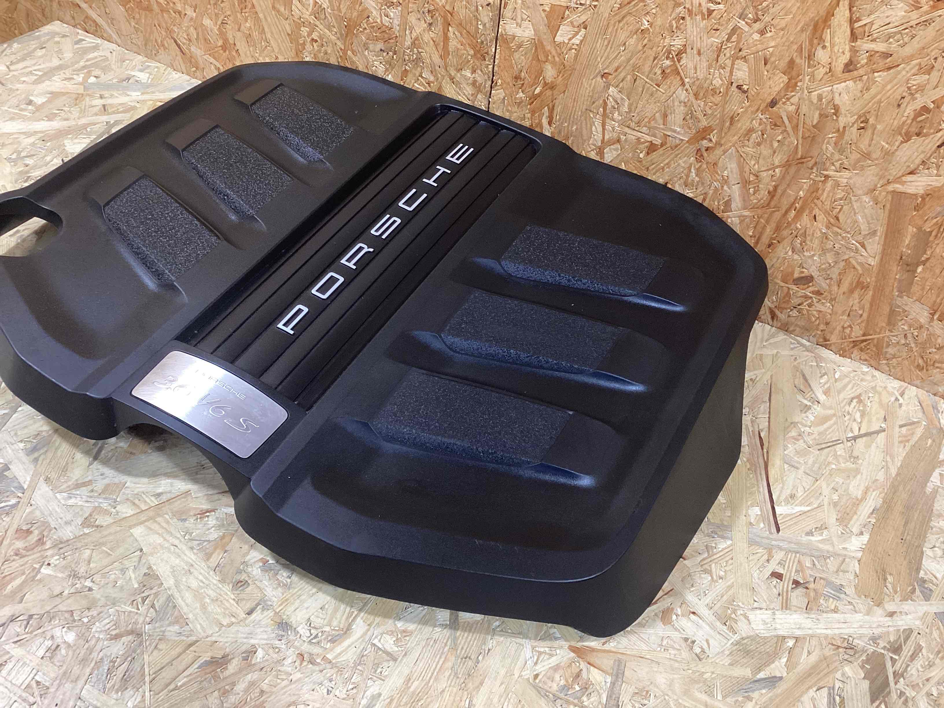Крышка двигателя передняя Porsche Cayenne 070526-104
