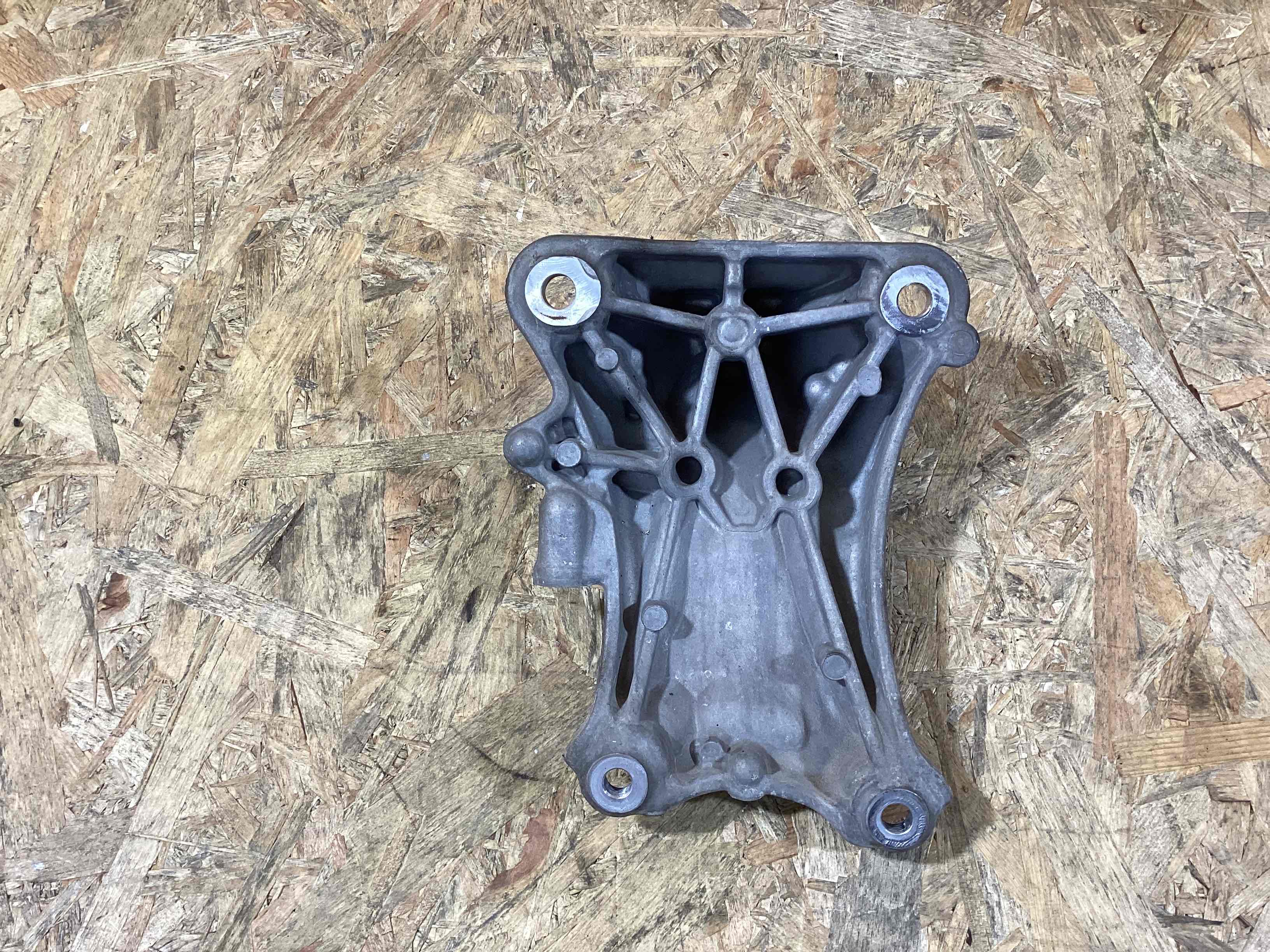 Кронштейн двигуна опорний Porsche 911 070926-104