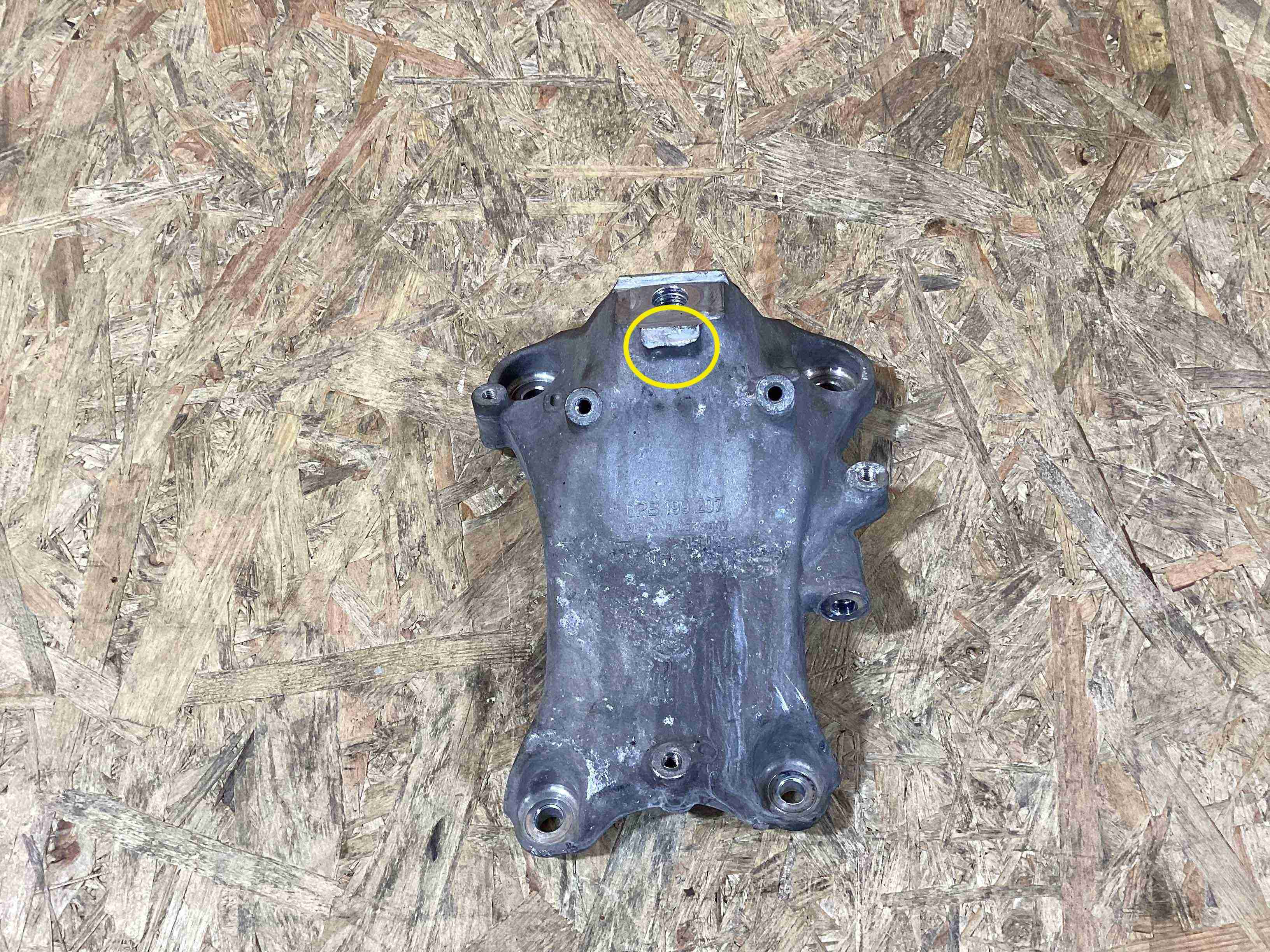 Кронштейн двигуна опорний Porsche 911 070926-104