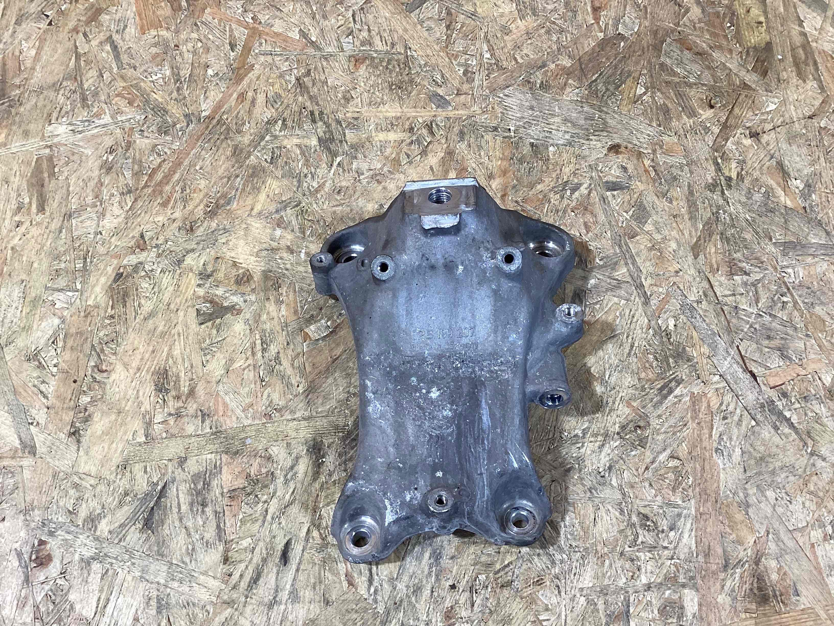 Кронштейн двигуна опорний Porsche 911 070926-104