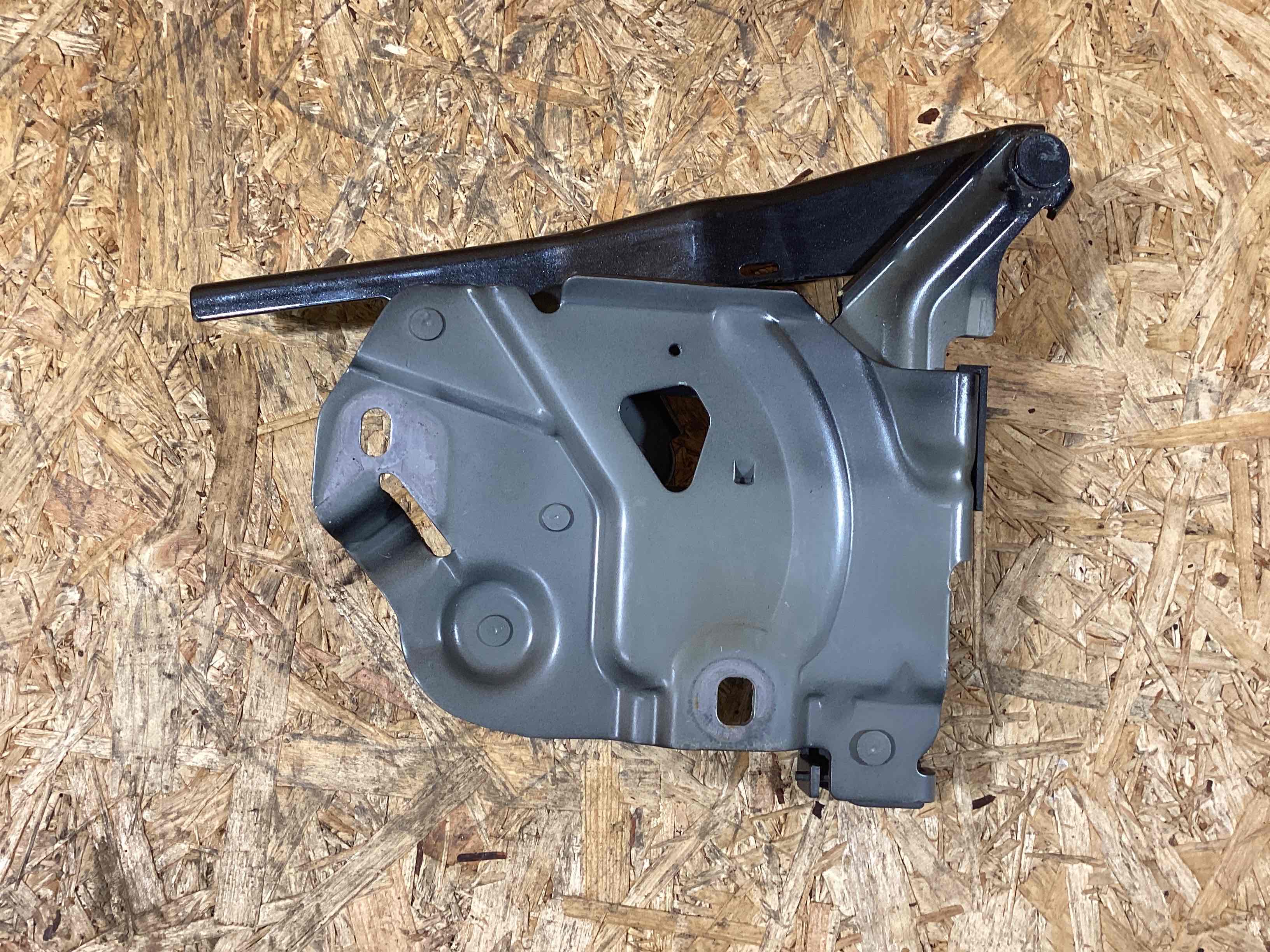 Петля (кронштейн) капота Porsche Taycan 071025-115